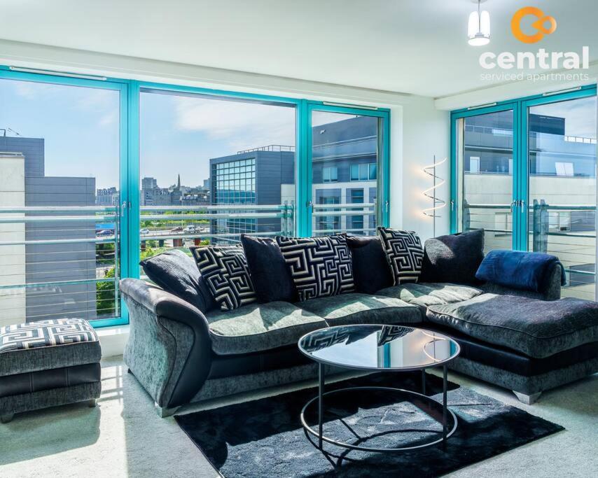 City Quay by CENTRAL SERVICED APARTMENTS - 2 Bedrooms - City Quay Views - Walk Into Dundee City Centre - Walk Away From Bus & Train Station - Lift Access view 4