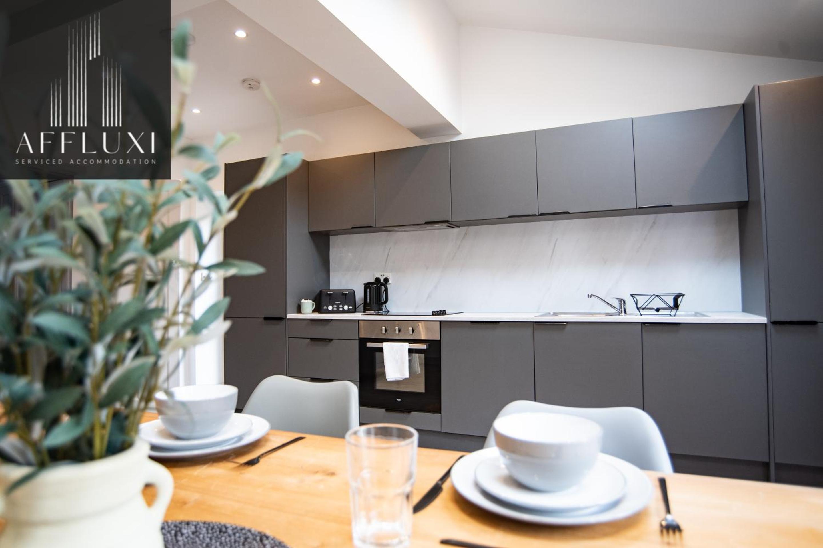Rolleston House Contractors 4 bedrooms Sleeps 7 view 3