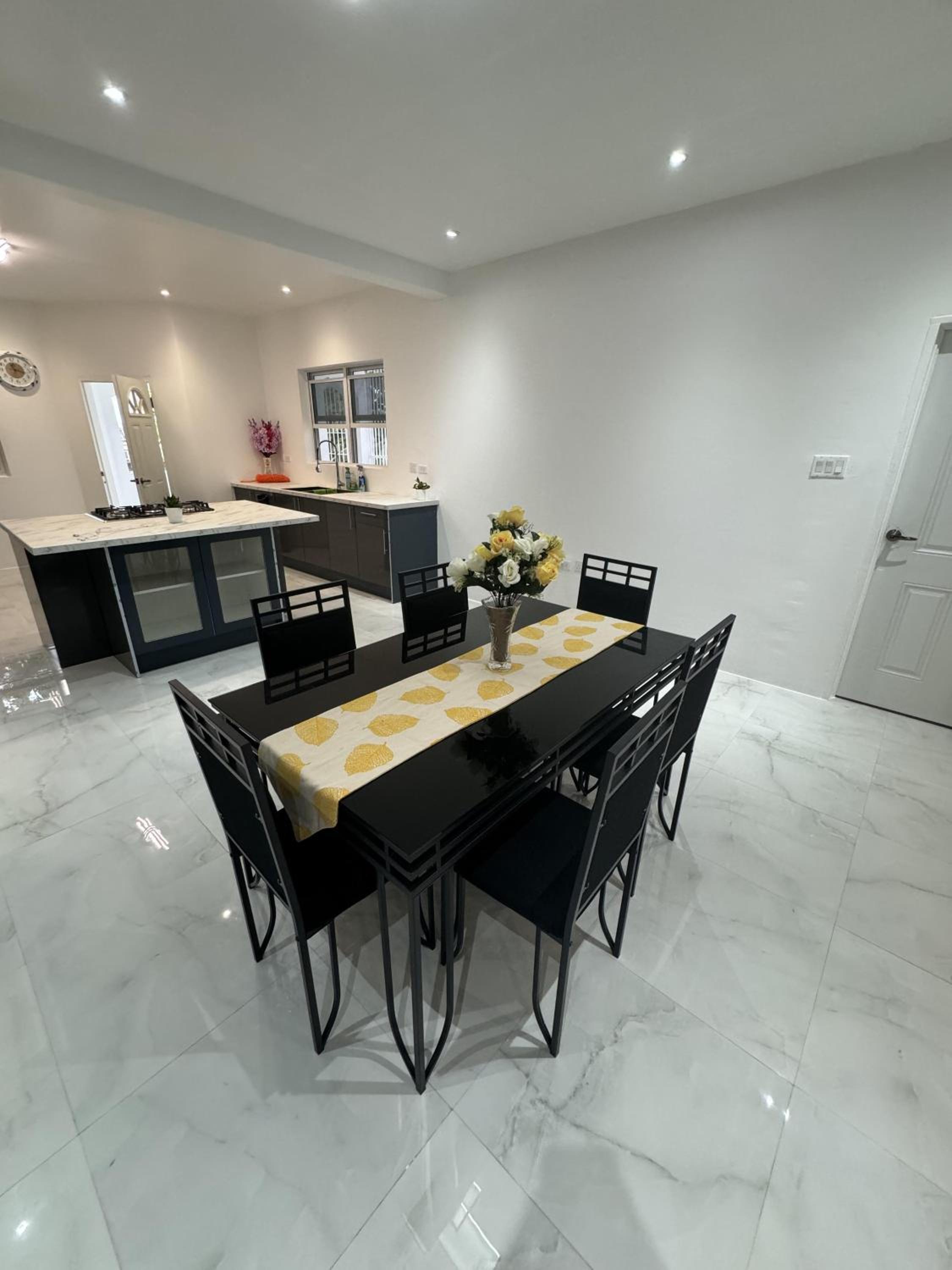 4 Bed-4 EnSuite-Sleeps 12-AirCon-5 Min To Beach view 5