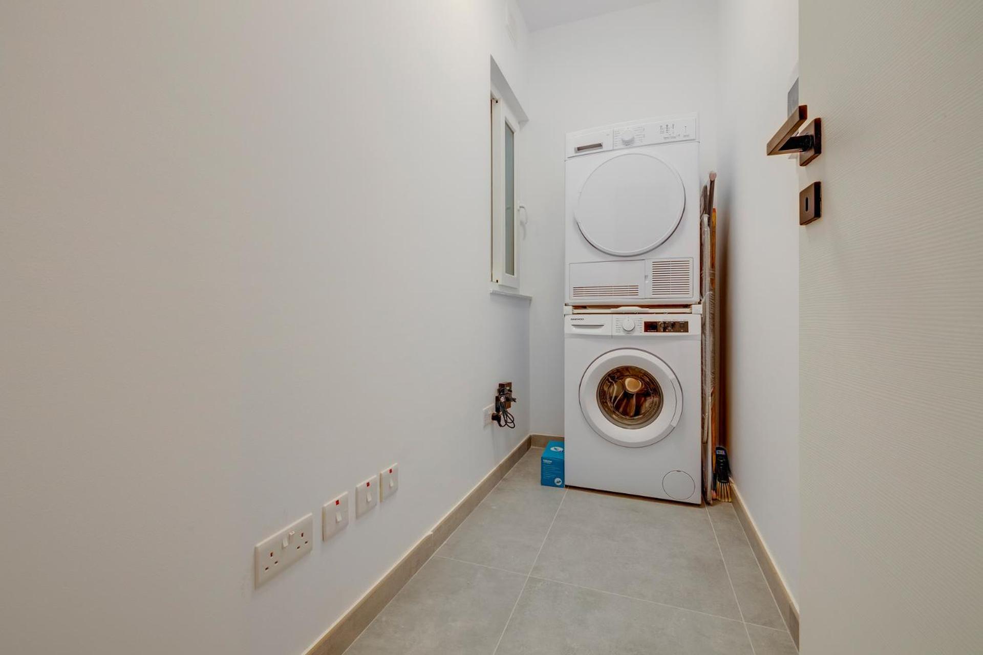 Upscale 2BR Apartment by the Promenade