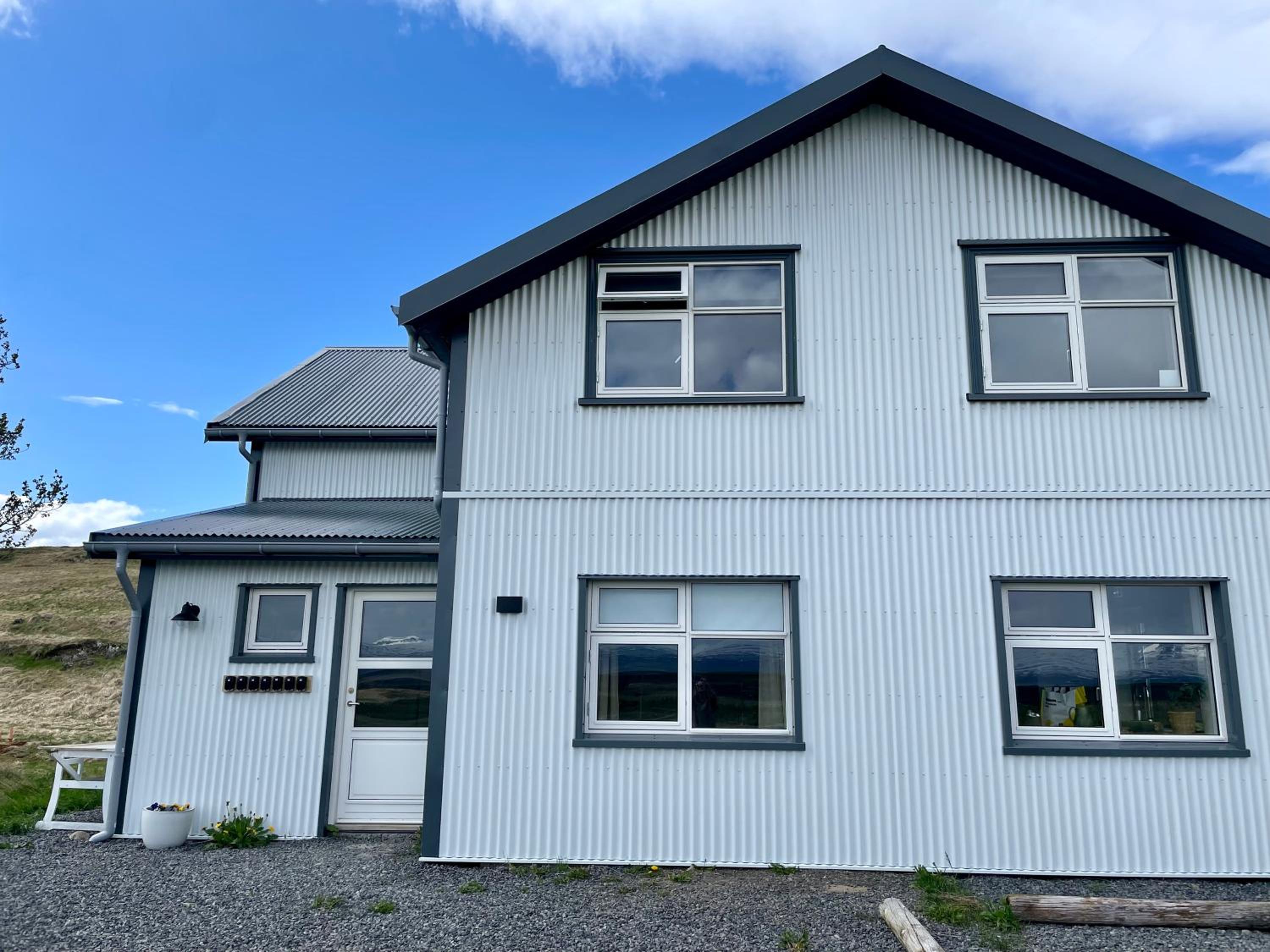 Lindarhóll Guesthouse