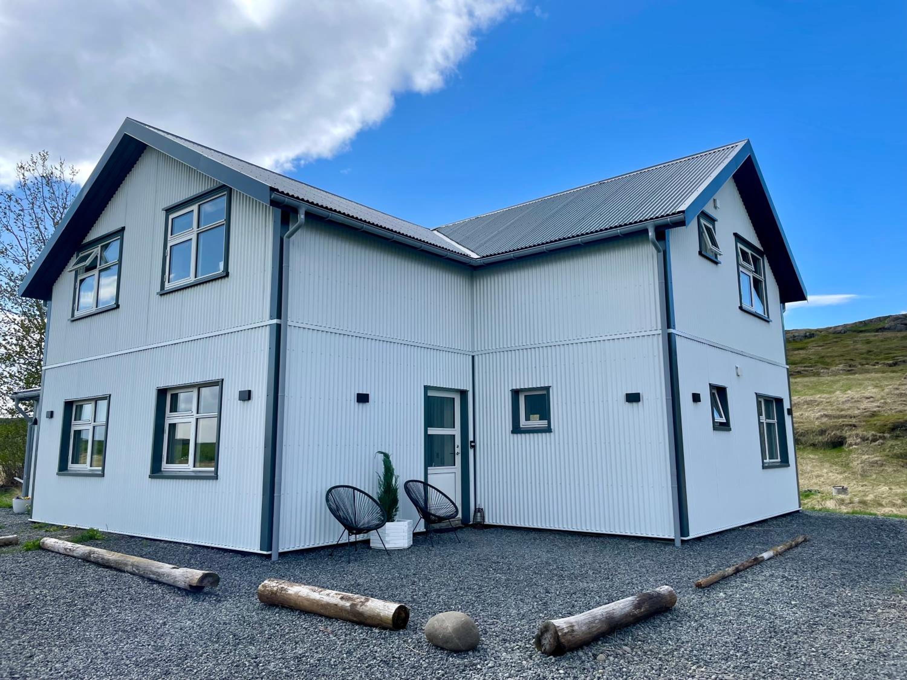 Lindarhóll Guesthouse