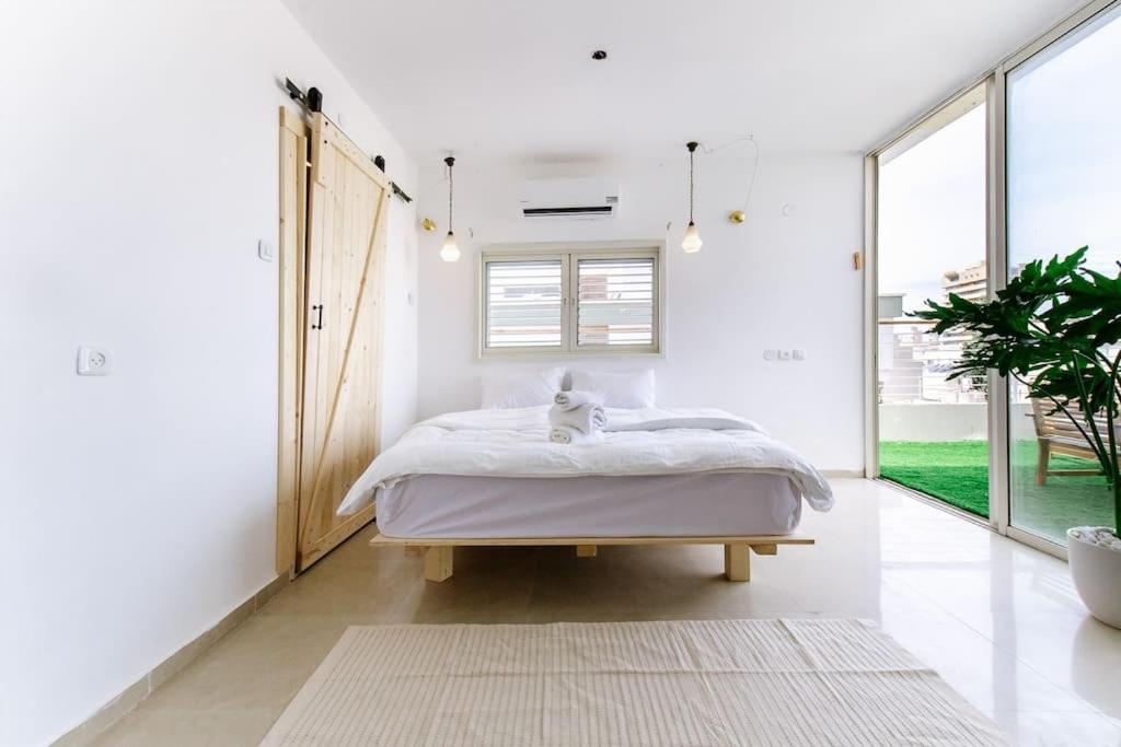 Amazing spacious Duplex with balcony and MAMAD view 4
