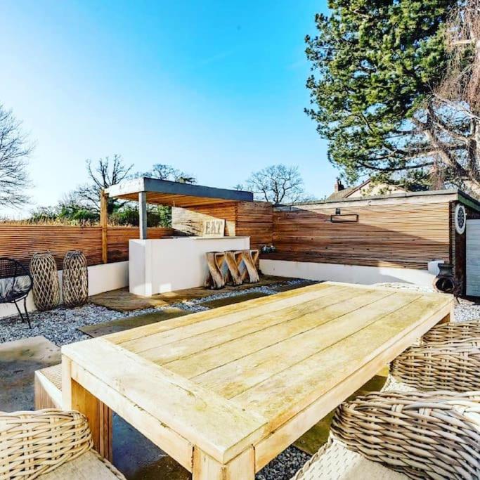 Cottage-outdoor bar-fire pit-PETS NEC view 3