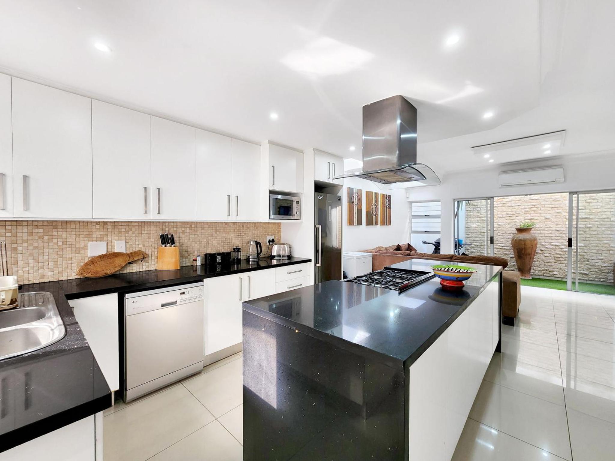 Urban Style House with Jacuzzi & Garage view 4