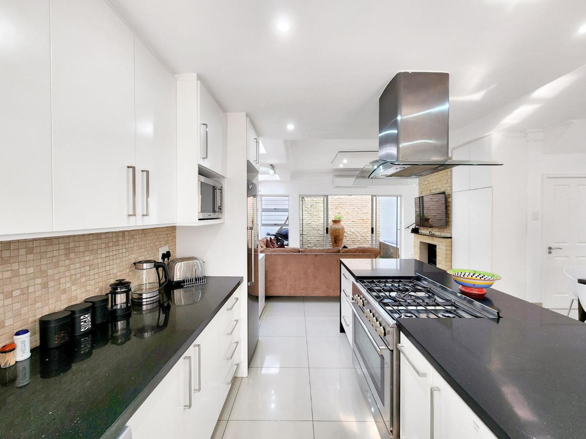 Urban Style House with Jacuzzi & Garage view 5