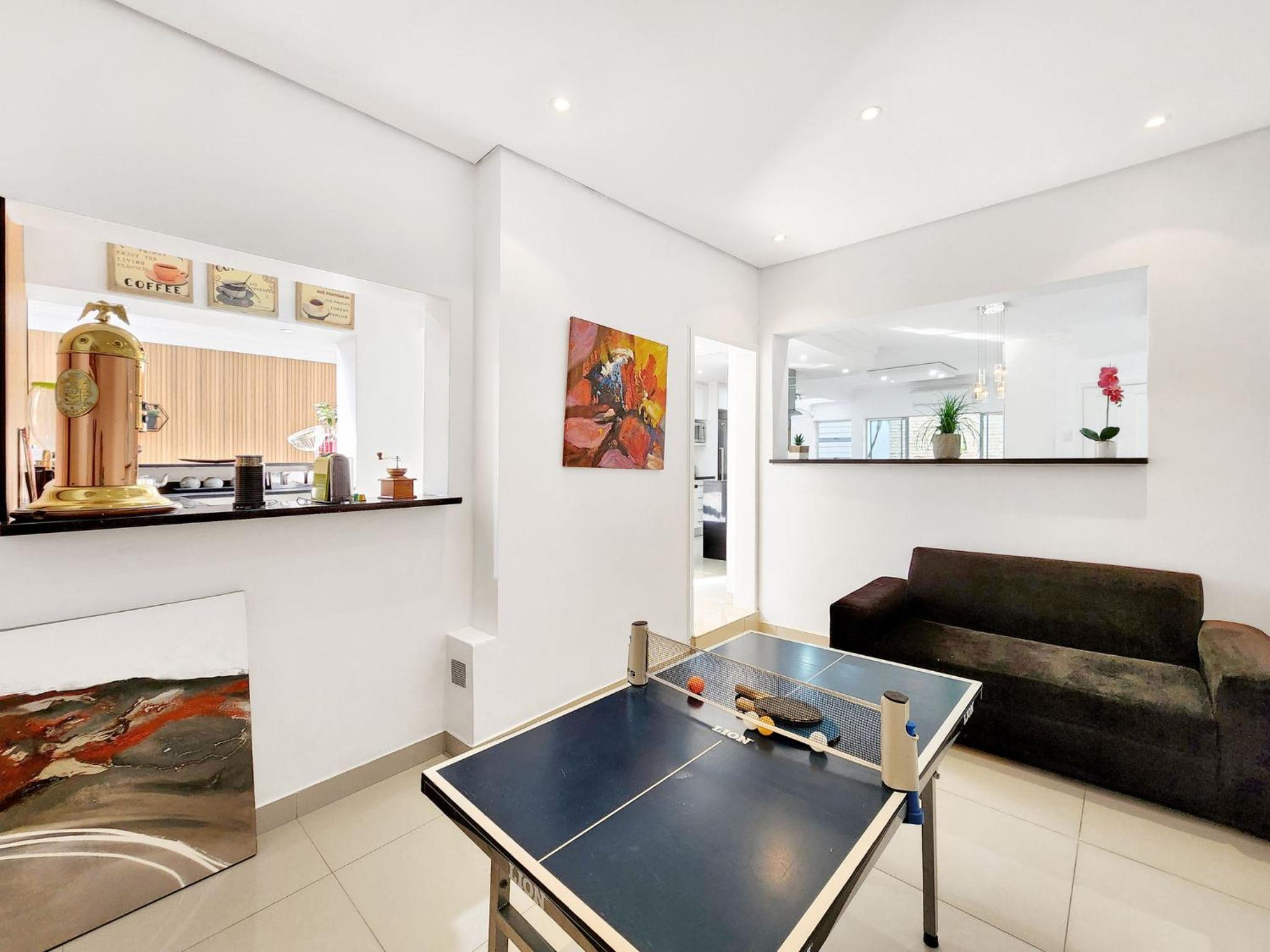 Urban Style House with Jacuzzi & Garage view 2