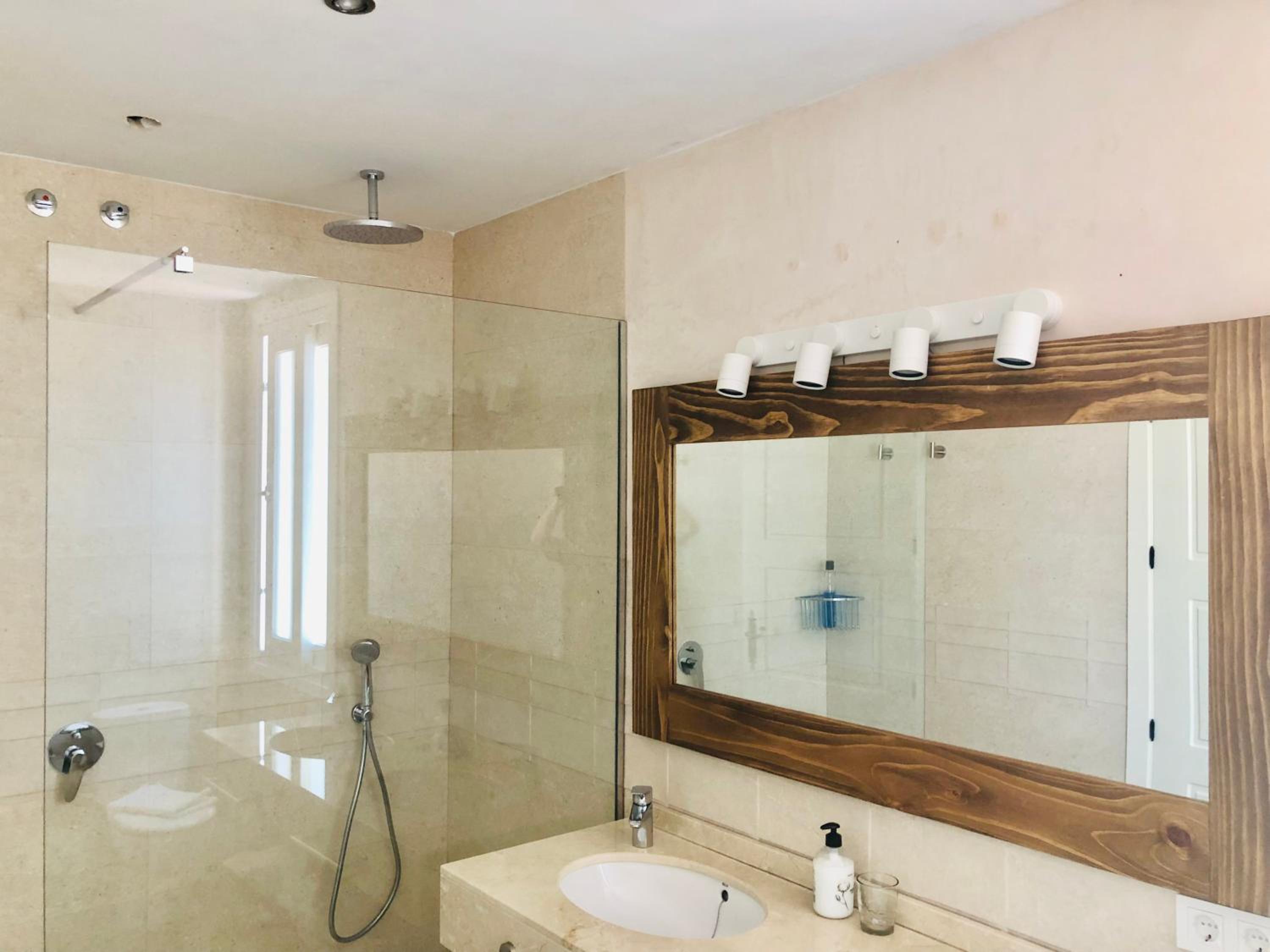 FUENTEMEDINA Moderna casa de campo en un olivar