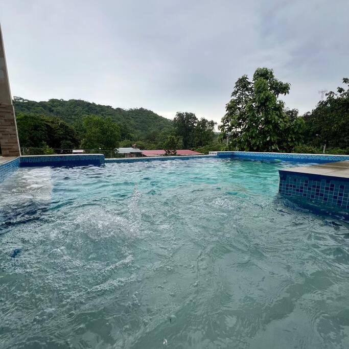 Mini casa con piscina infinita view 3