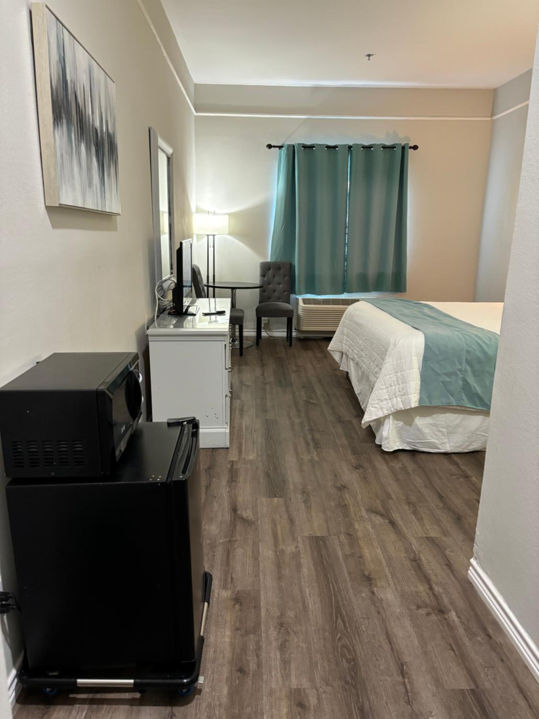 Deluxe Inn & Suites