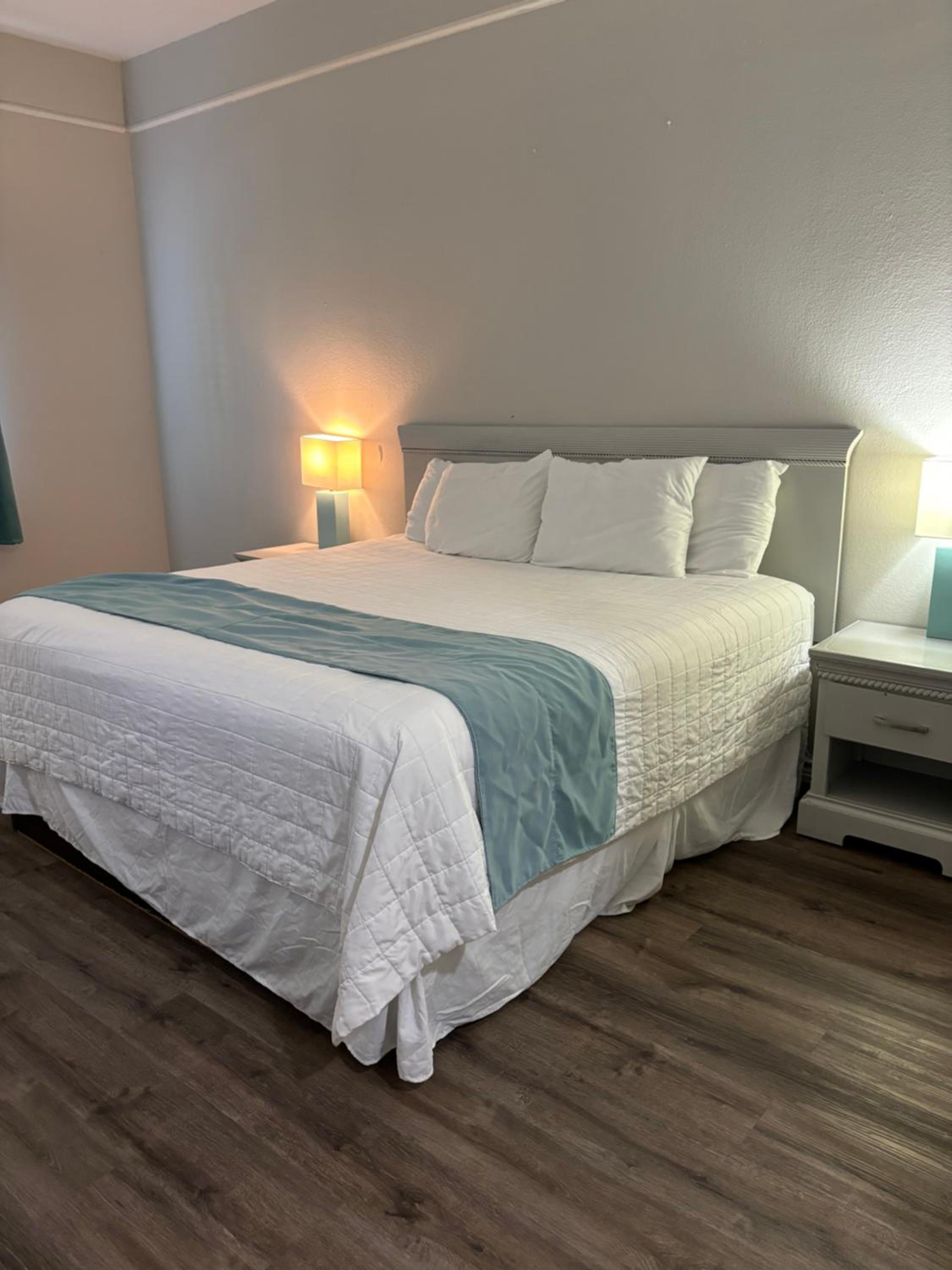Deluxe Inn & Suites