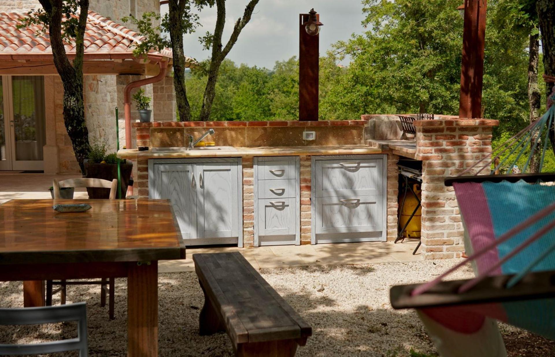 Villa Krug with 3 br and a pool immersed in nature near Buje