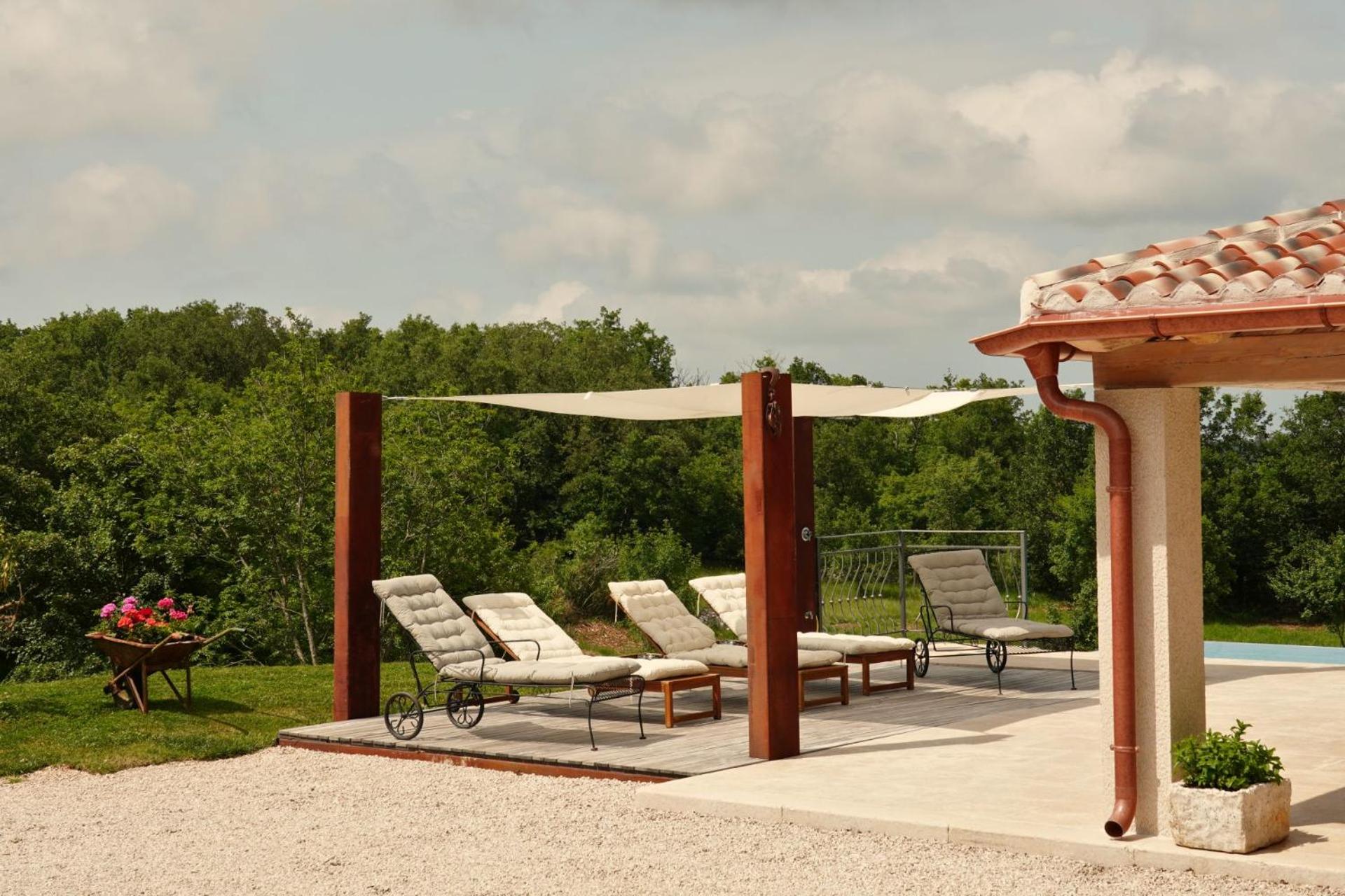 Villa Krug with 3 br and a pool immersed in nature near Buje