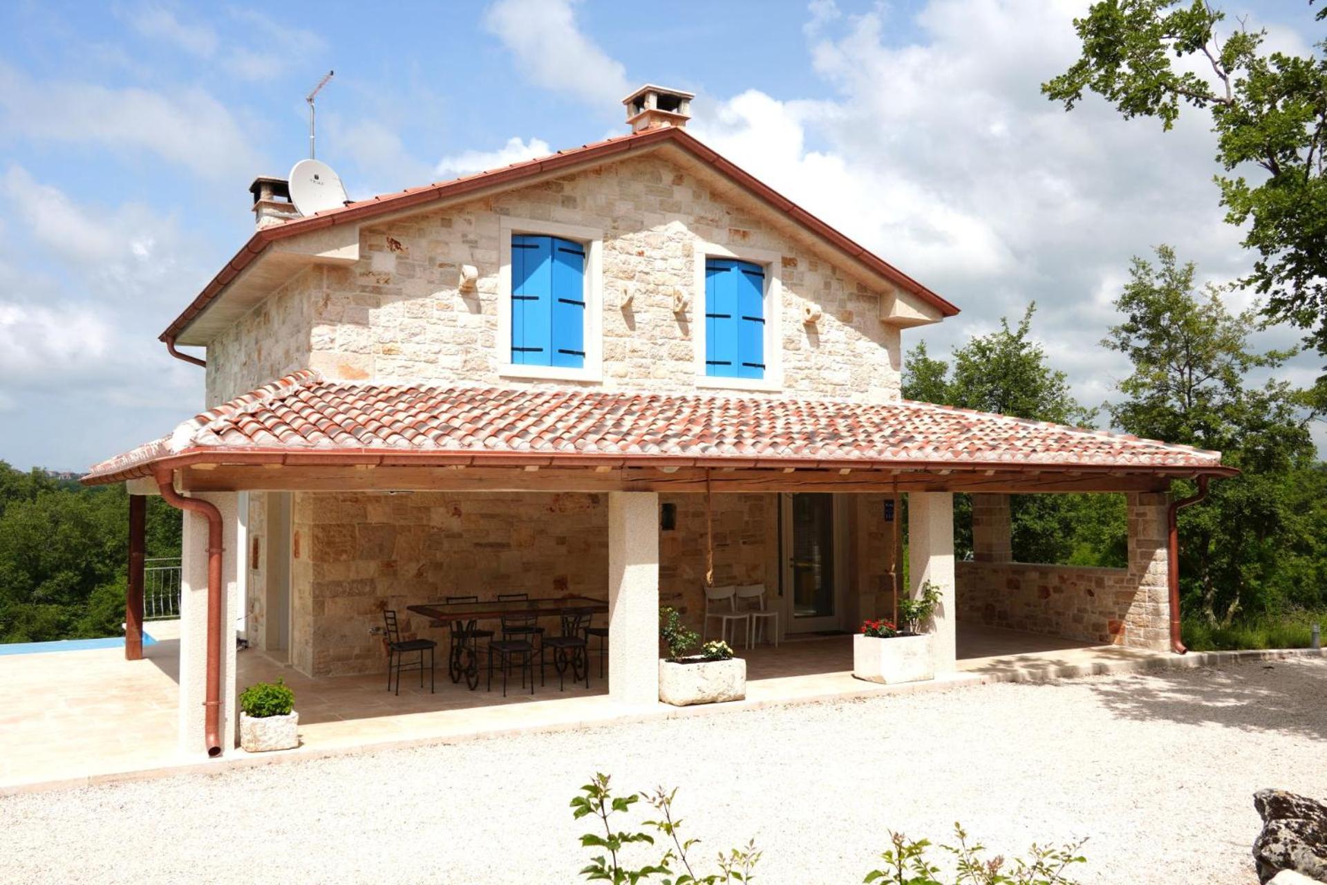 Villa Krug with 3 br and a pool immersed in nature near Buje