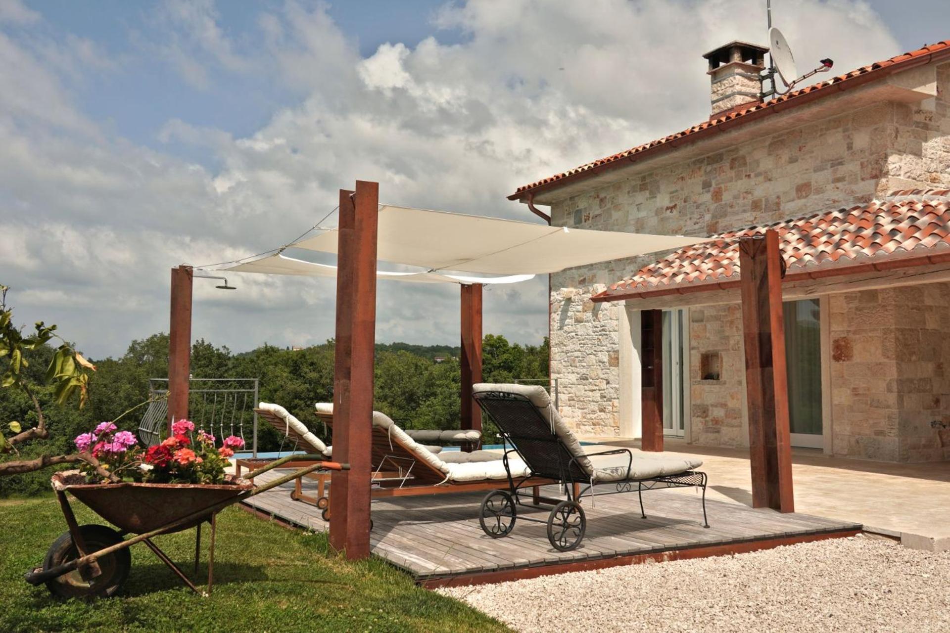 Villa Krug with 3 br and a pool immersed in nature near Buje