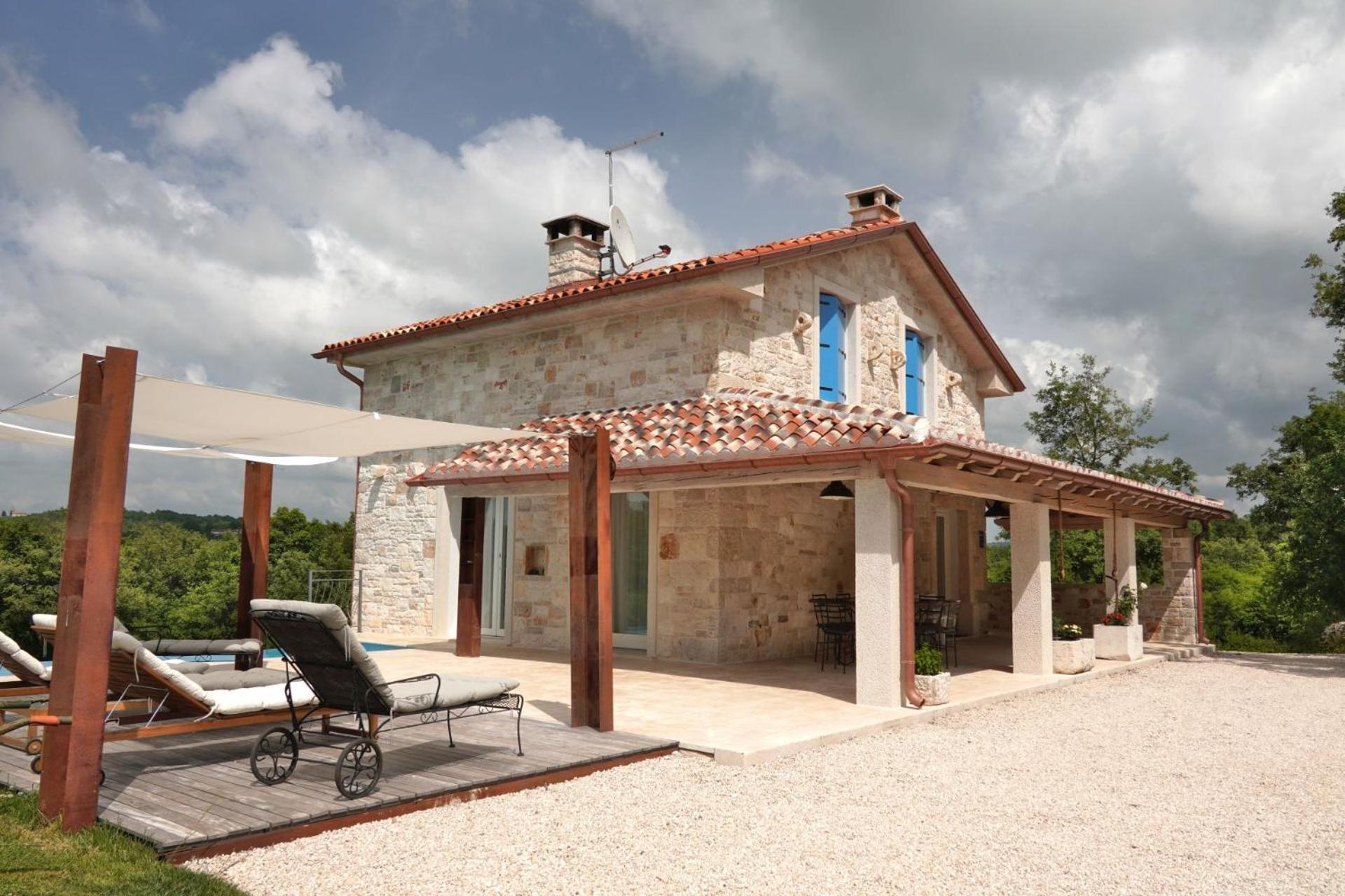 Villa Krug with 3 br and a pool immersed in nature near Buje