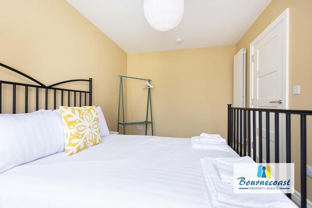 BEACHSIDE by BOURNECOAST - A Waterside Townhouse with Harbour Views and a Balcony - HB9602 view 5