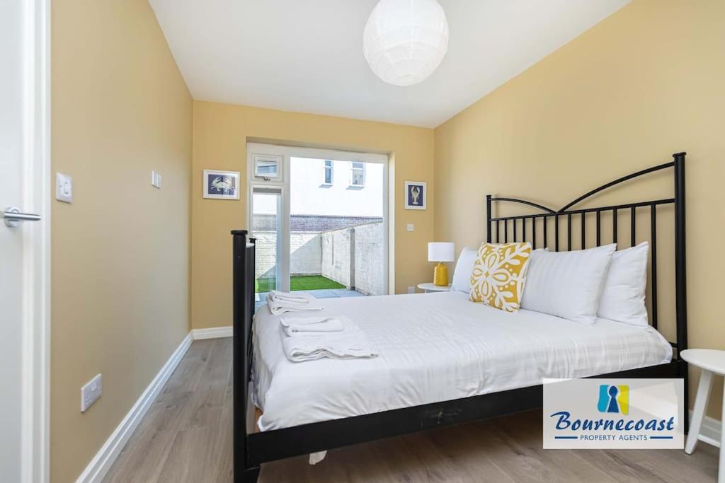 BEACHSIDE by BOURNECOAST - A Waterside Townhouse with Harbour Views and a Balcony - HB9602 view 4