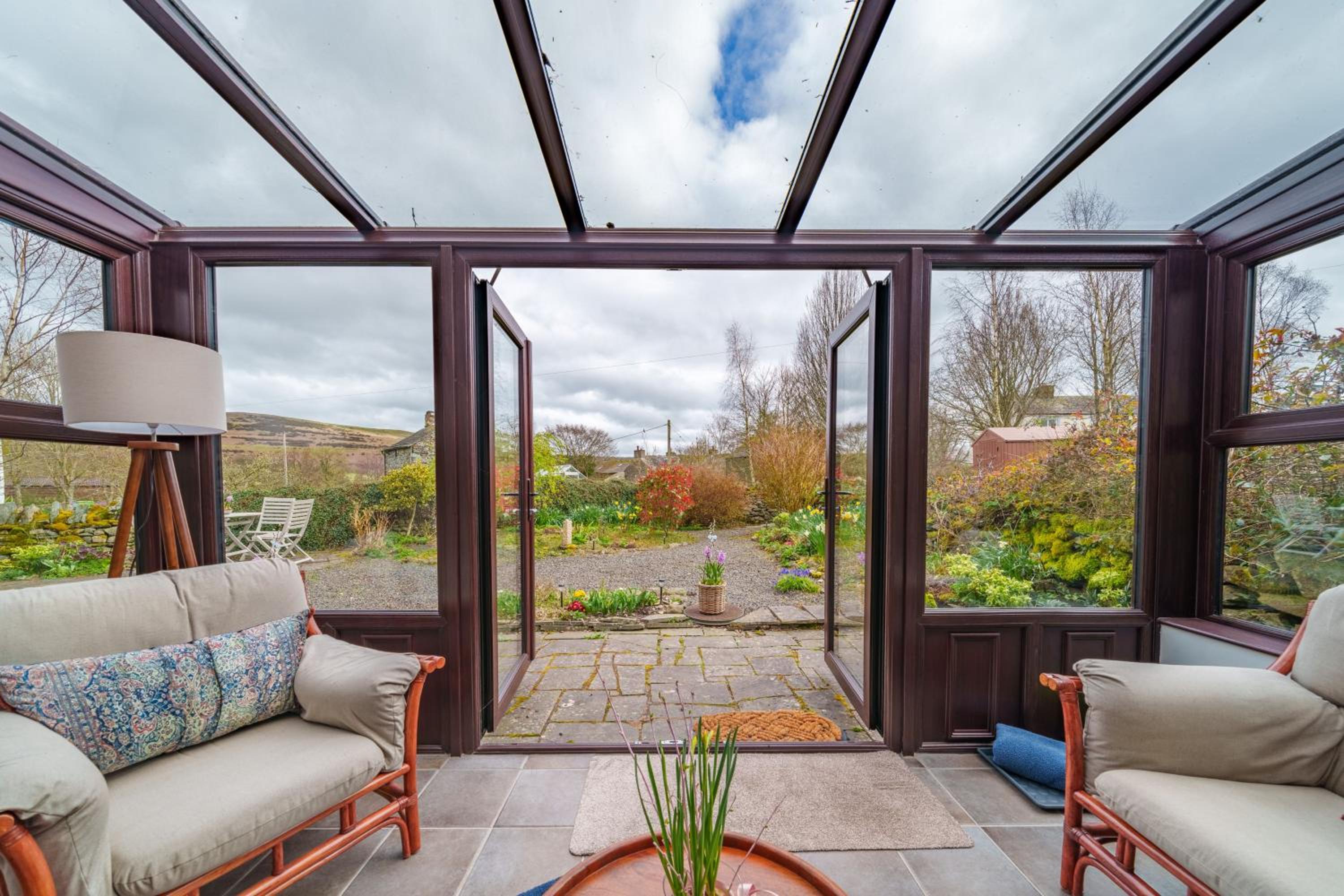 6 The Mews - Cosy Cottage with garden view 2
