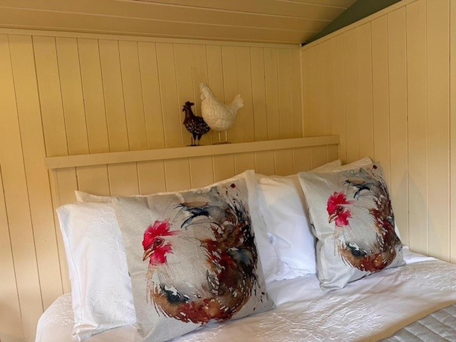ShepherdsHut-HotTub-Cotswolds-PetFriendly