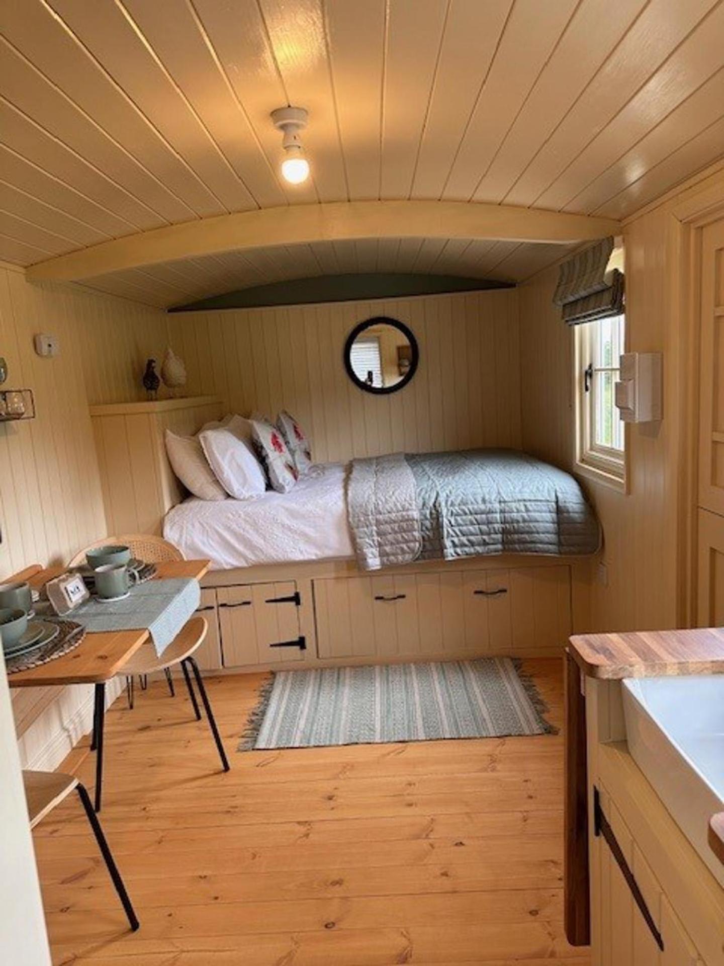 ShepherdsHut-HotTub-Cotswolds-PetFriendly