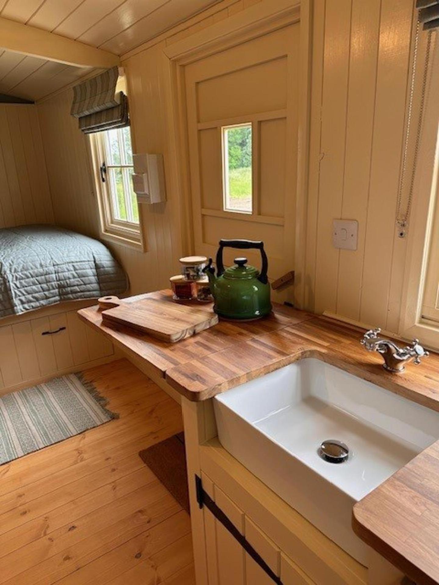 ShepherdsHut-HotTub-Cotswolds-PetFriendly