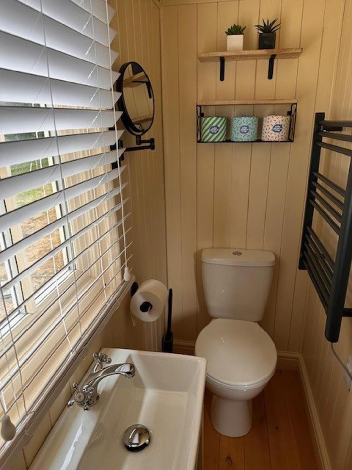 ShepherdsHut-HotTub-Cotswolds-PetFriendly