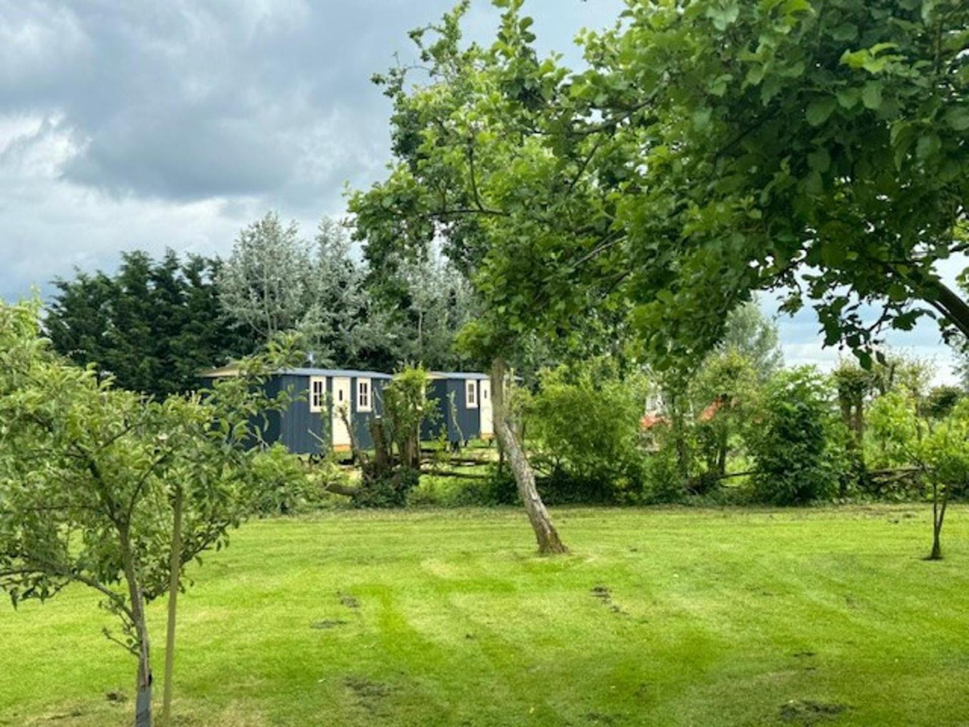ShepherdsHut-HotTub-Cotswolds-PetFriendly