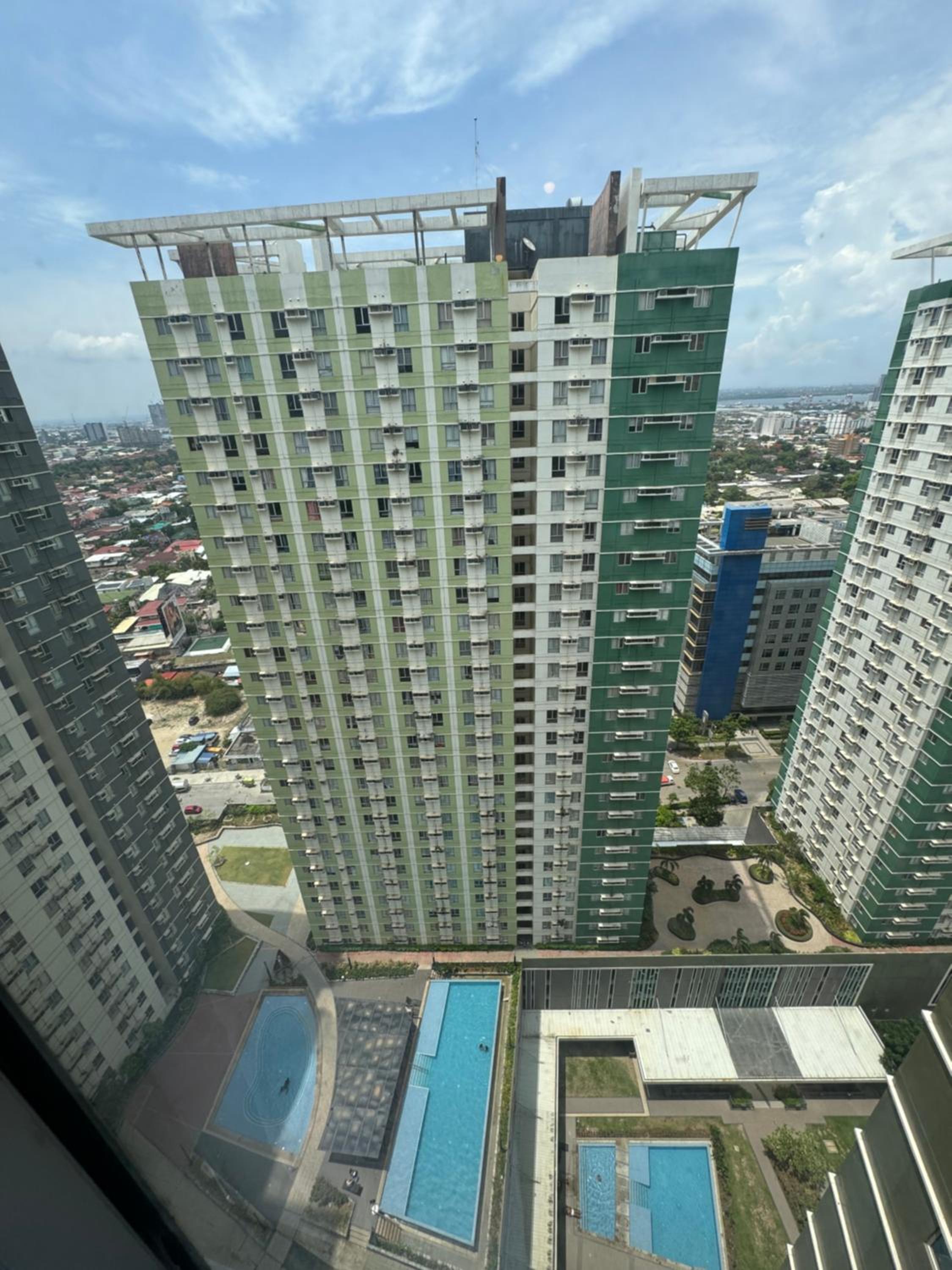 Hotel Cebu City Condo in IT Park with Pool & Netflix - Image 1