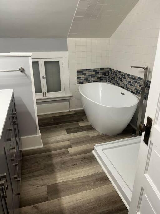 515Escape - Near downtown, private backyard, firepit, bbq, fun!