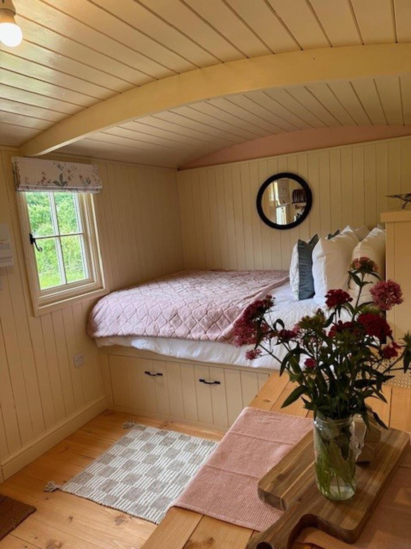 ShepherdsHut-HotTub-Cotswolds-PetFriendly