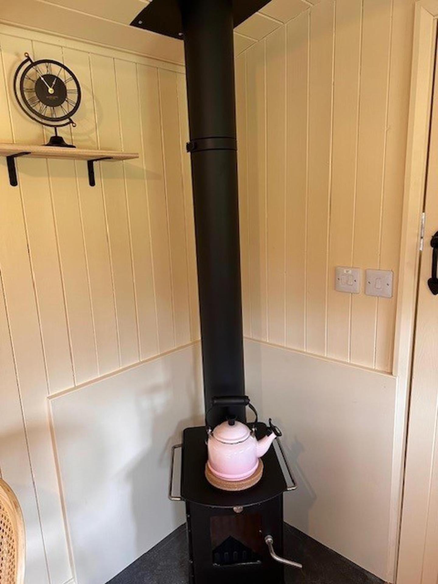 ShepherdsHut-HotTub-Cotswolds-PetFriendly