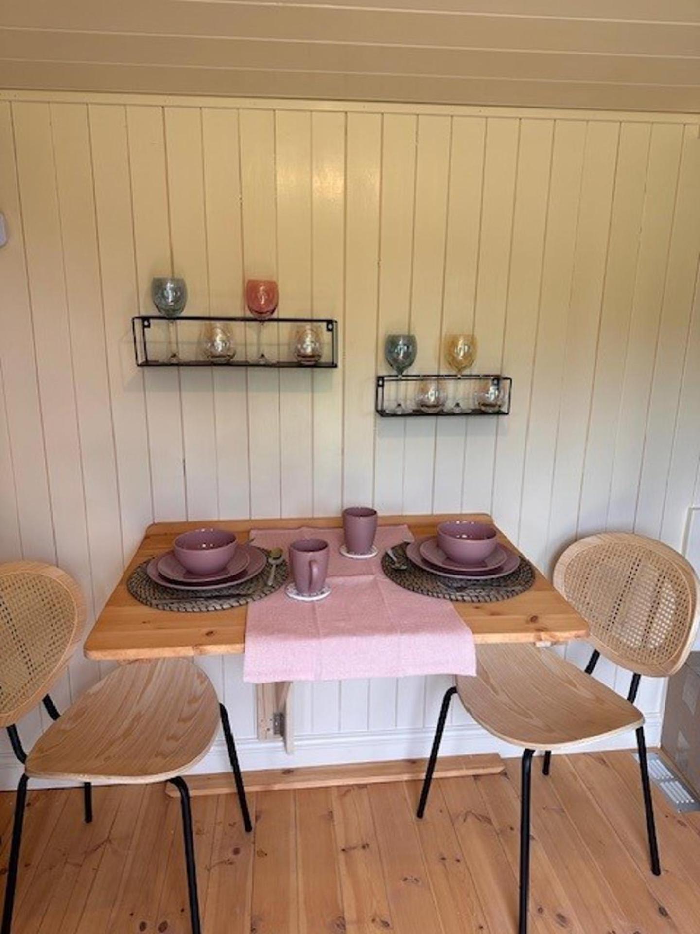 ShepherdsHut-HotTub-Cotswolds-PetFriendly