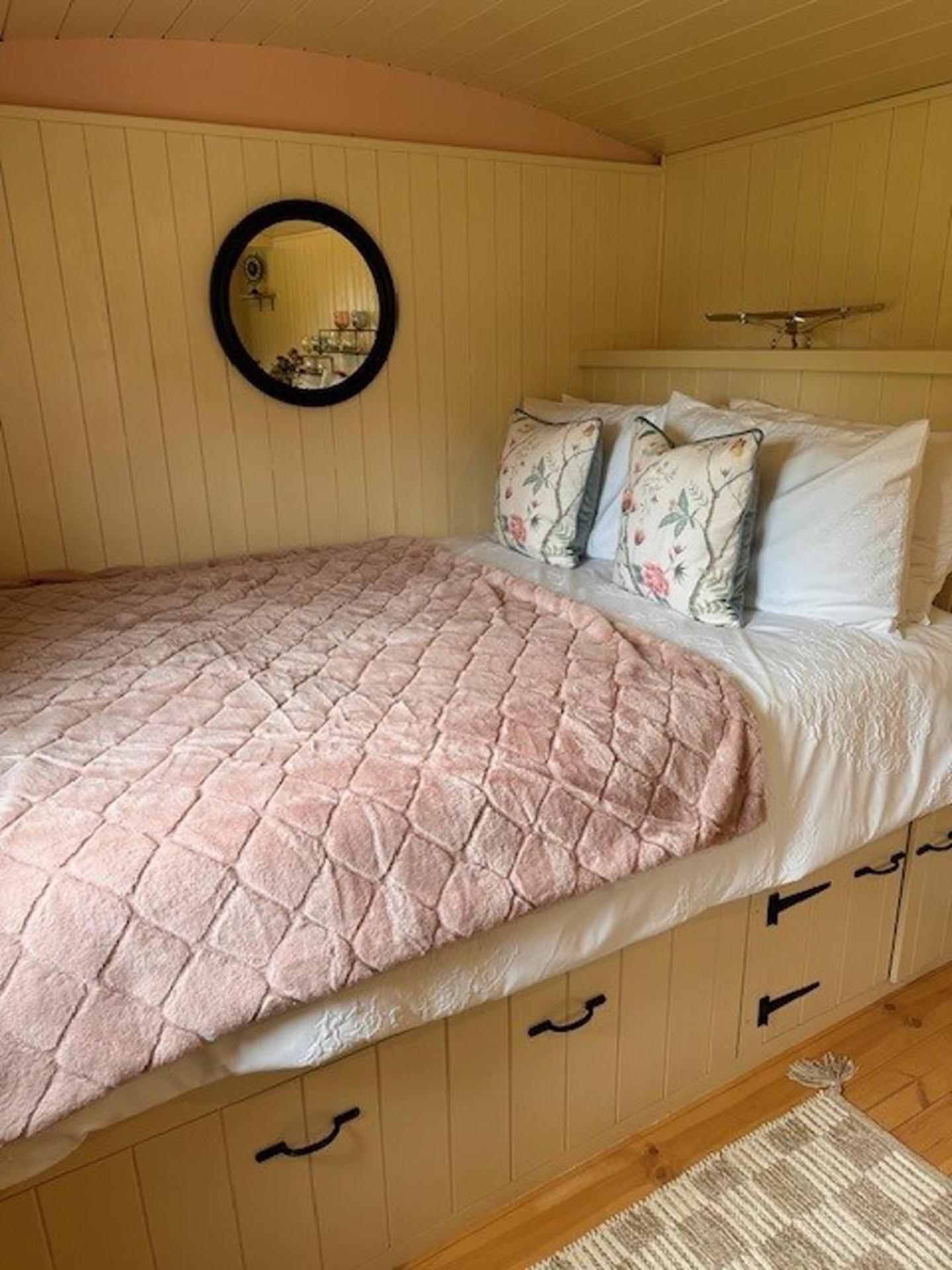 ShepherdsHut-HotTub-Cotswolds-PetFriendly
