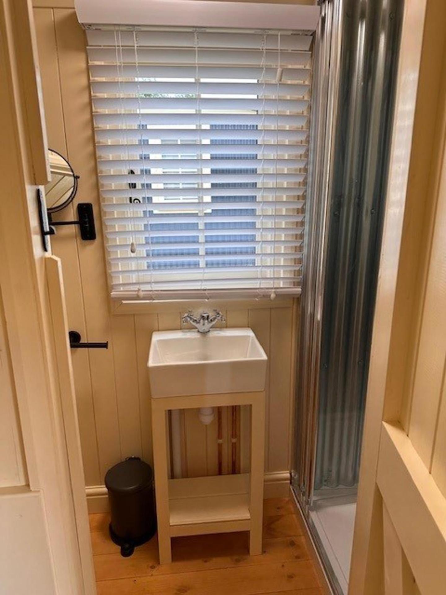 ShepherdsHut-HotTub-Cotswolds-PetFriendly