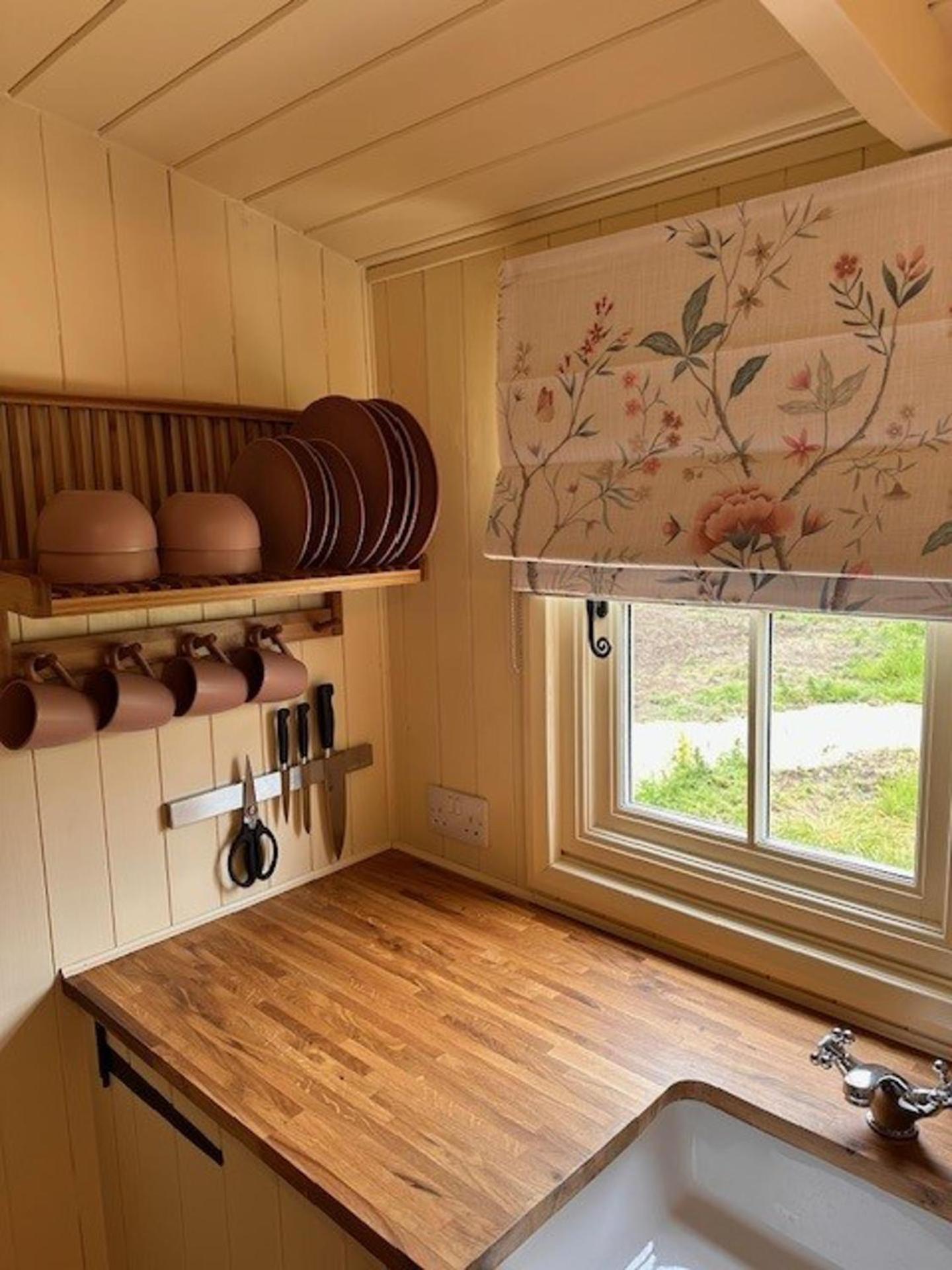 ShepherdsHut-HotTub-Cotswolds-PetFriendly