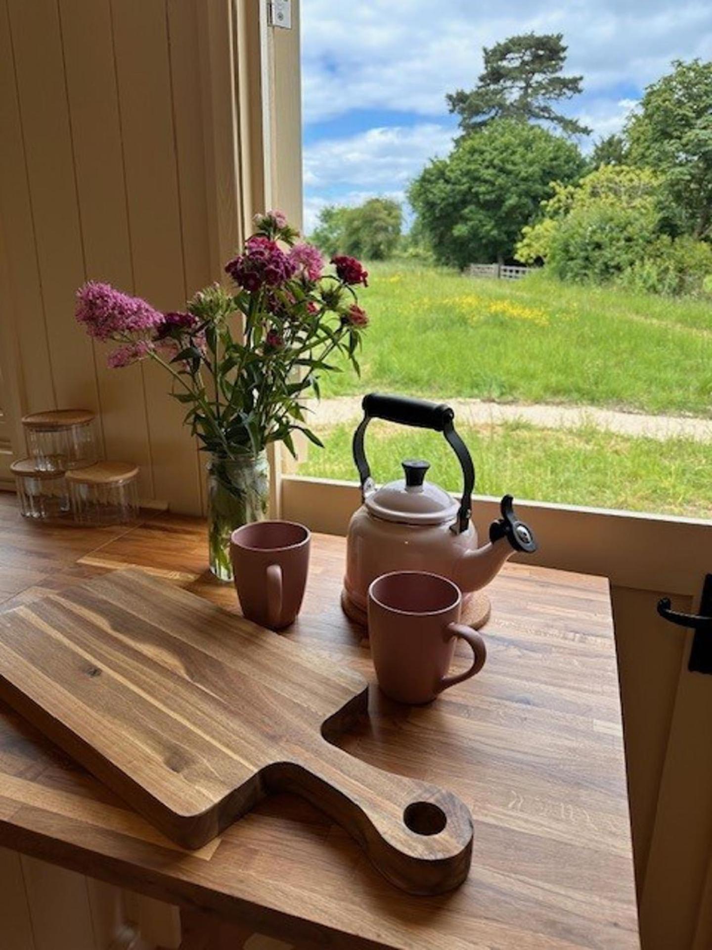 ShepherdsHut-HotTub-Cotswolds-PetFriendly