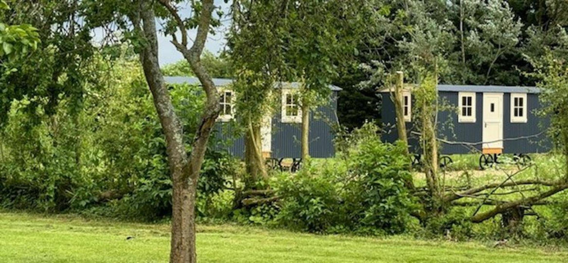ShepherdsHut-HotTub-Cotswolds-PetFriendly