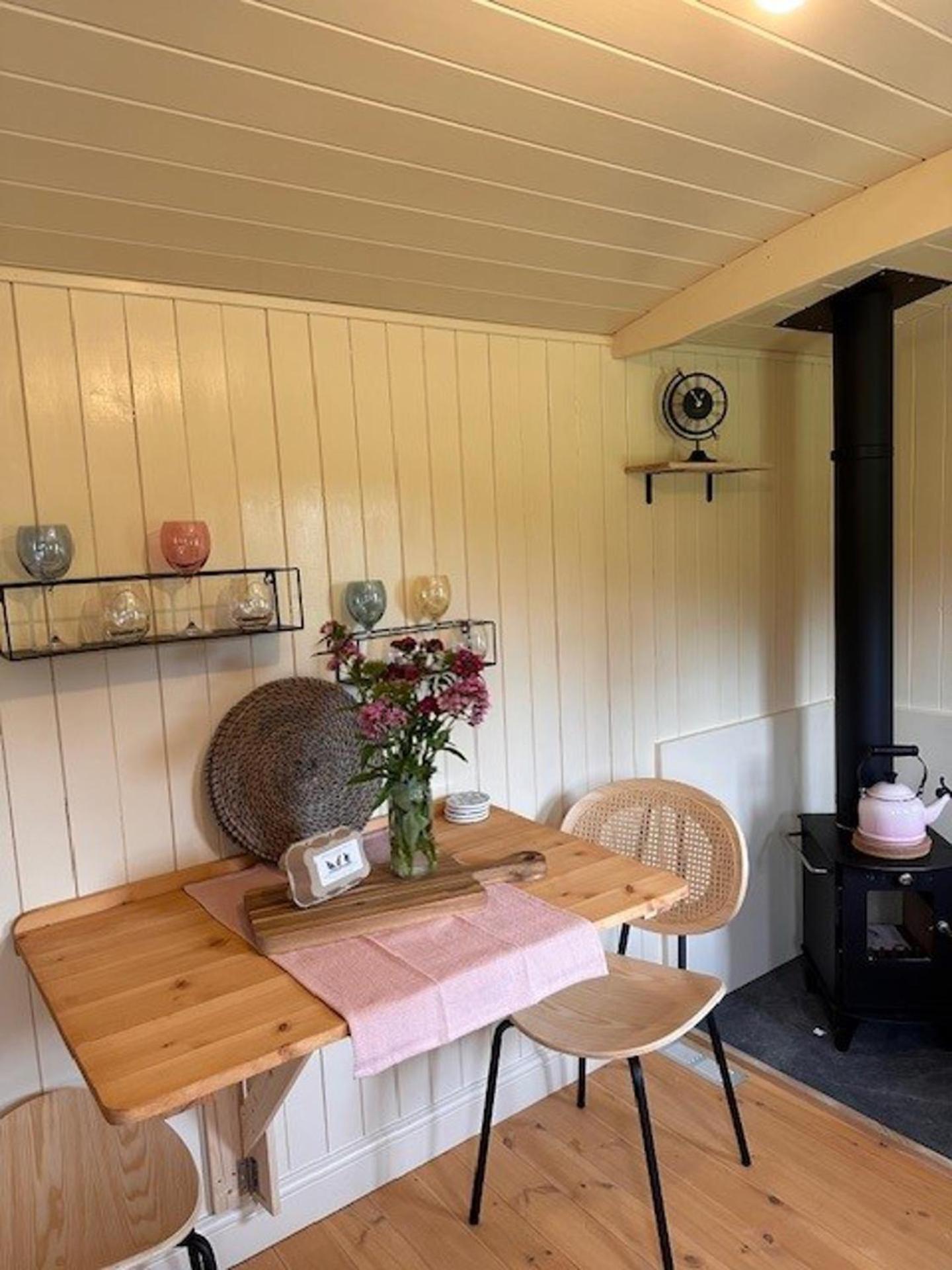 ShepherdsHut-HotTub-Cotswolds-PetFriendly
