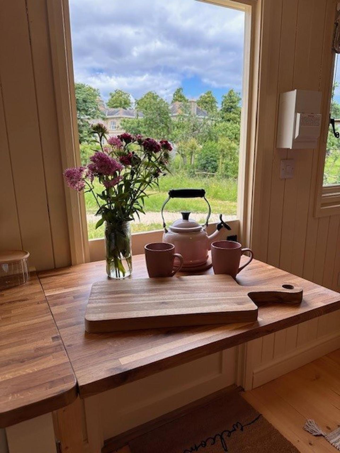 ShepherdsHut-HotTub-Cotswolds-PetFriendly