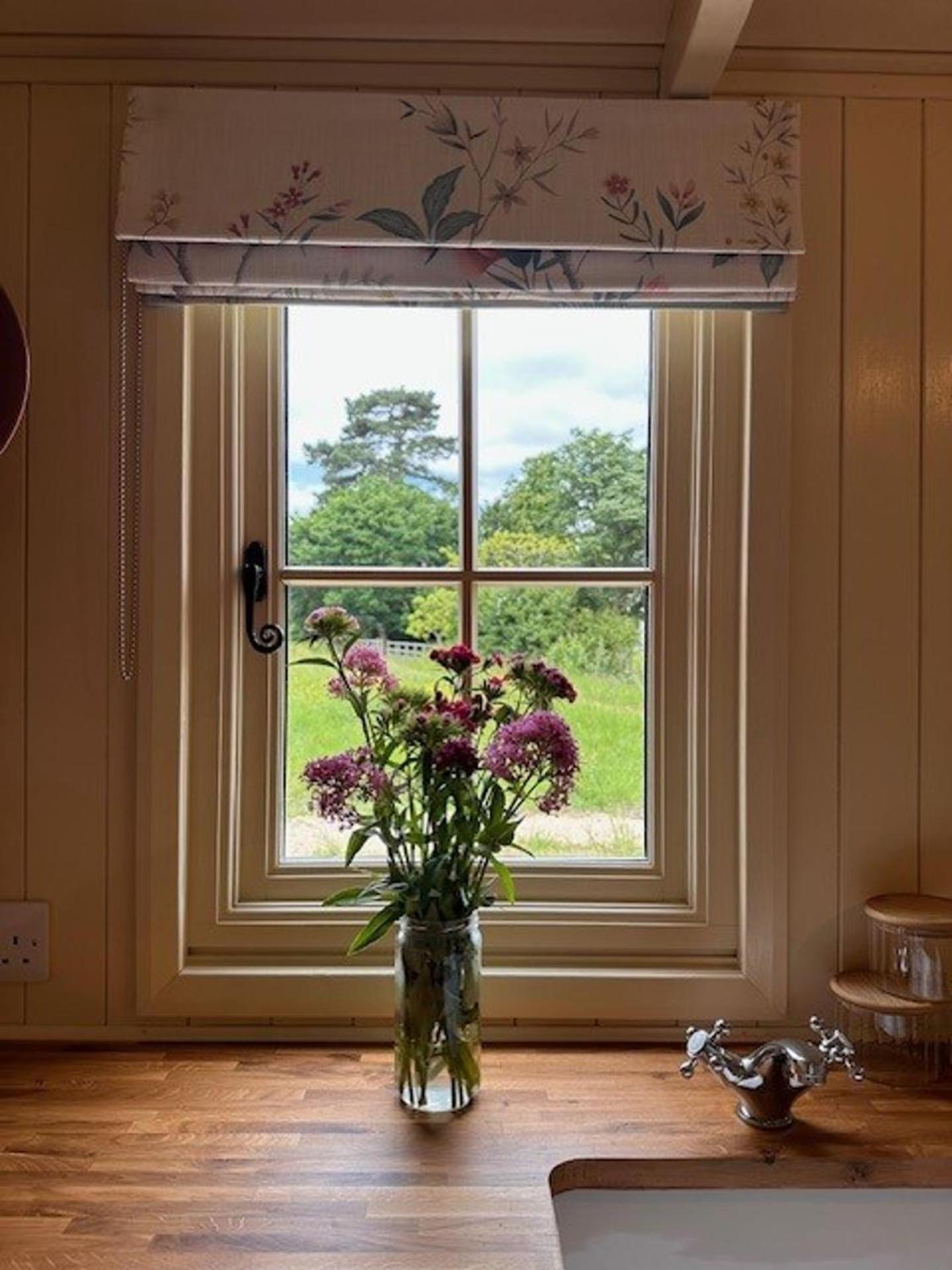 ShepherdsHut-HotTub-Cotswolds-PetFriendly