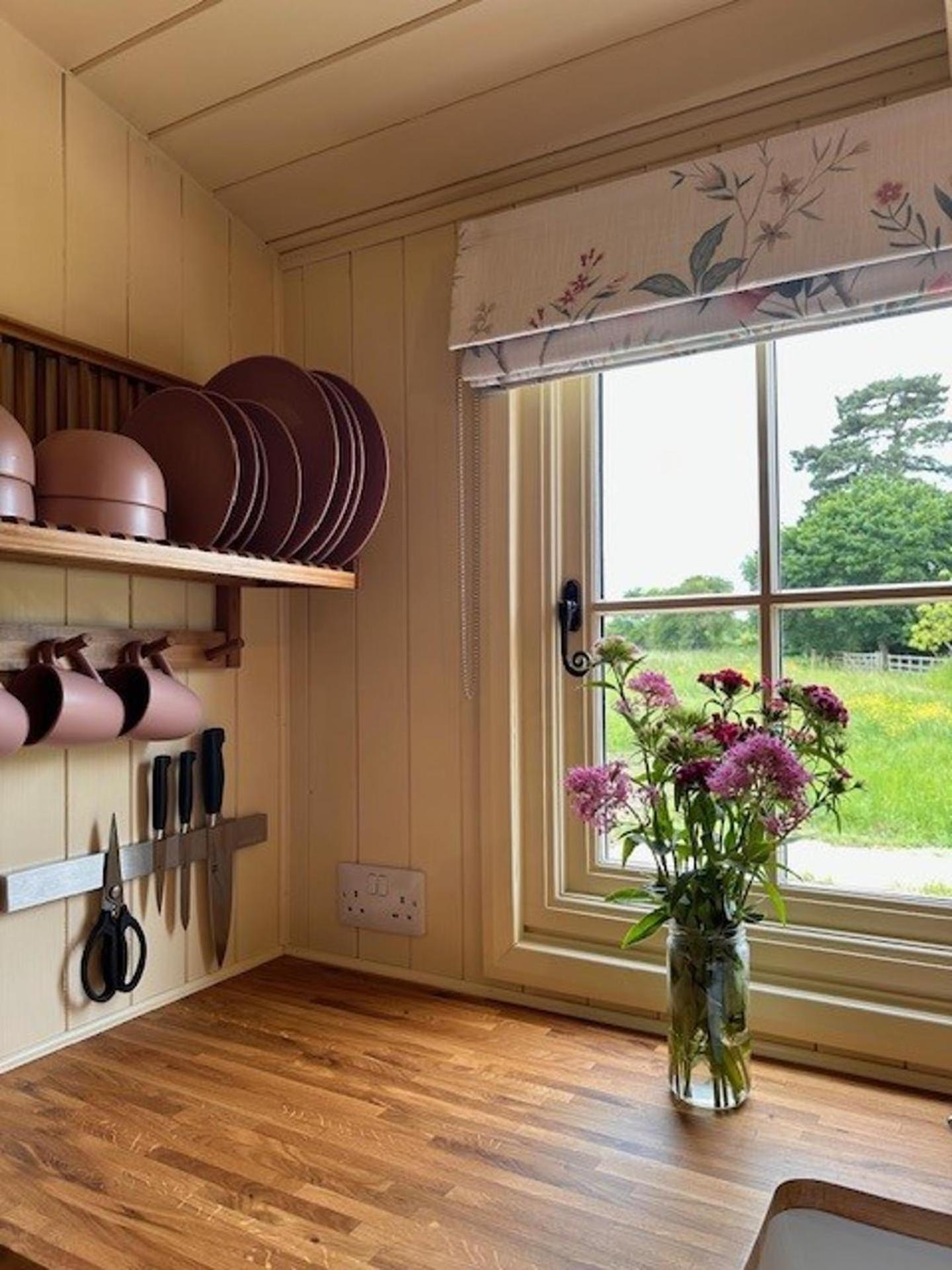 ShepherdsHut-HotTub-Cotswolds-PetFriendly