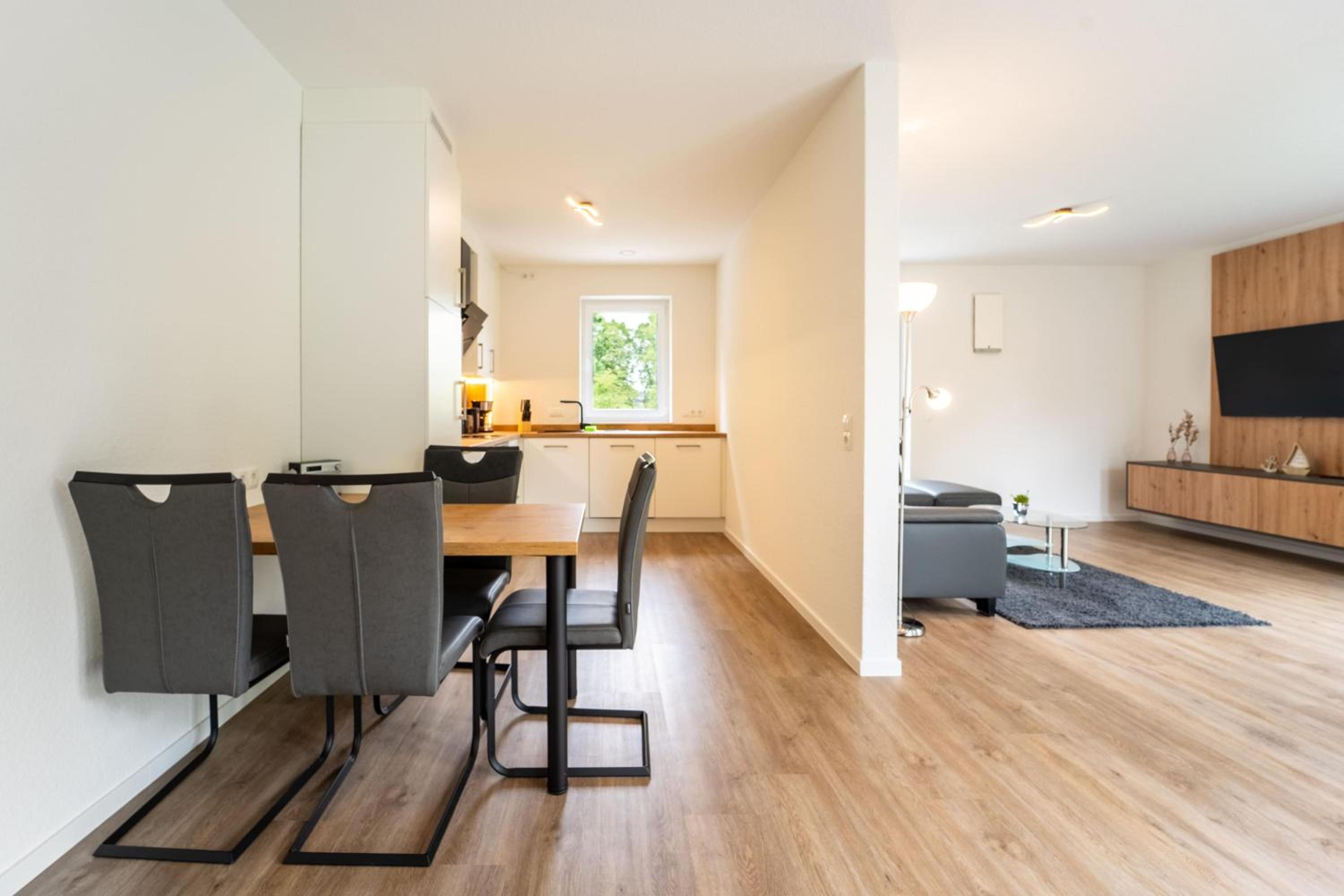 Moderne Ferienwohnung mit SUPs, Balkon und Parkplatz