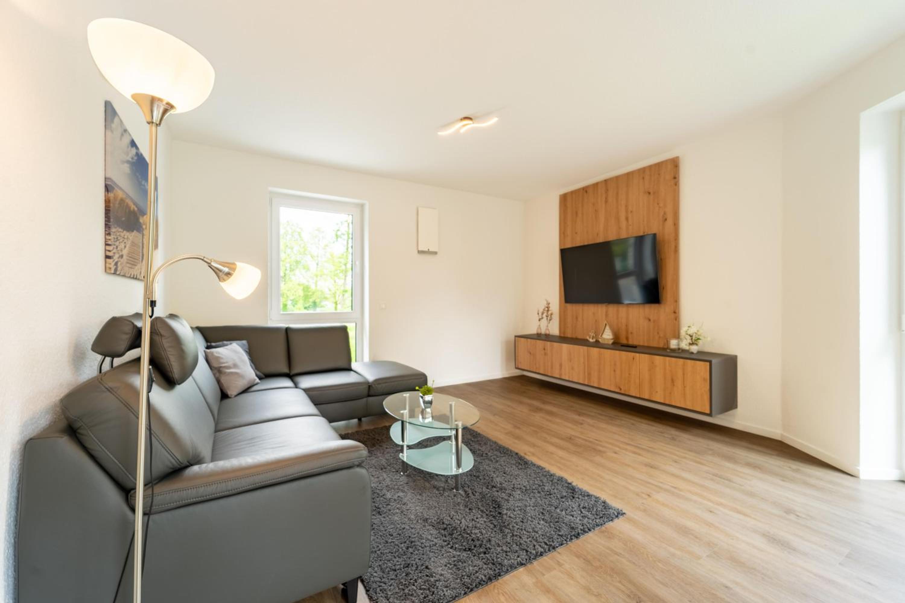 Moderne Ferienwohnung mit SUPs, Balkon und Parkplatz
