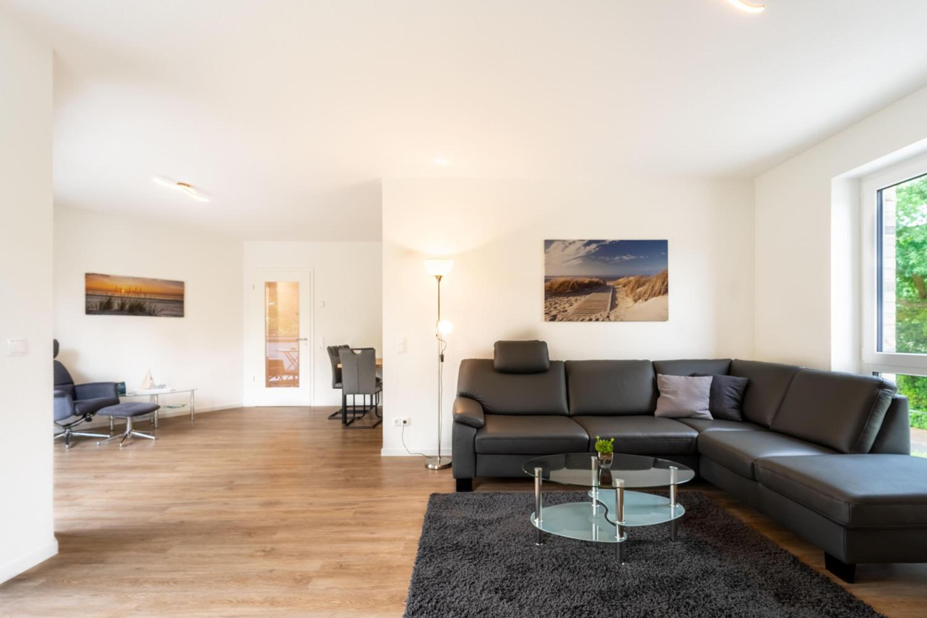 Moderne Ferienwohnung mit SUPs, Balkon und Parkplatz
