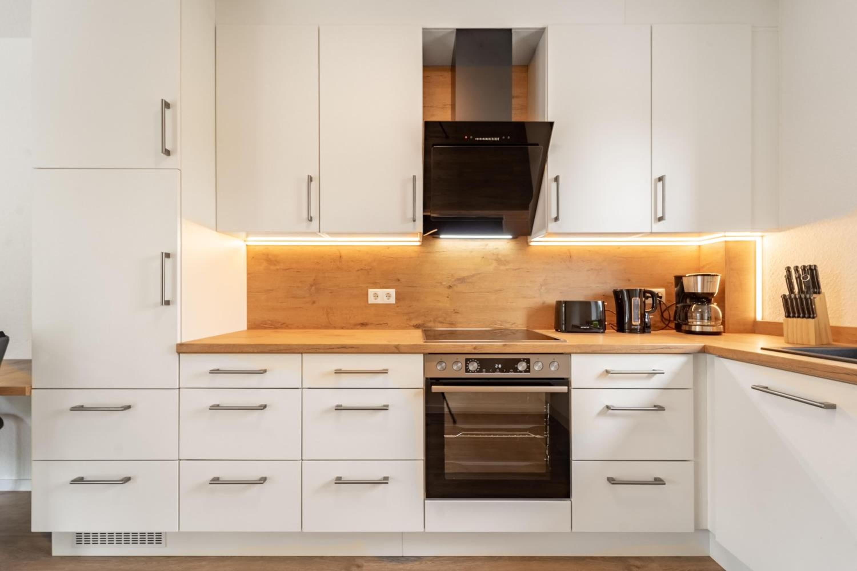 Moderne Ferienwohnung mit SUPs, Balkon und Parkplatz