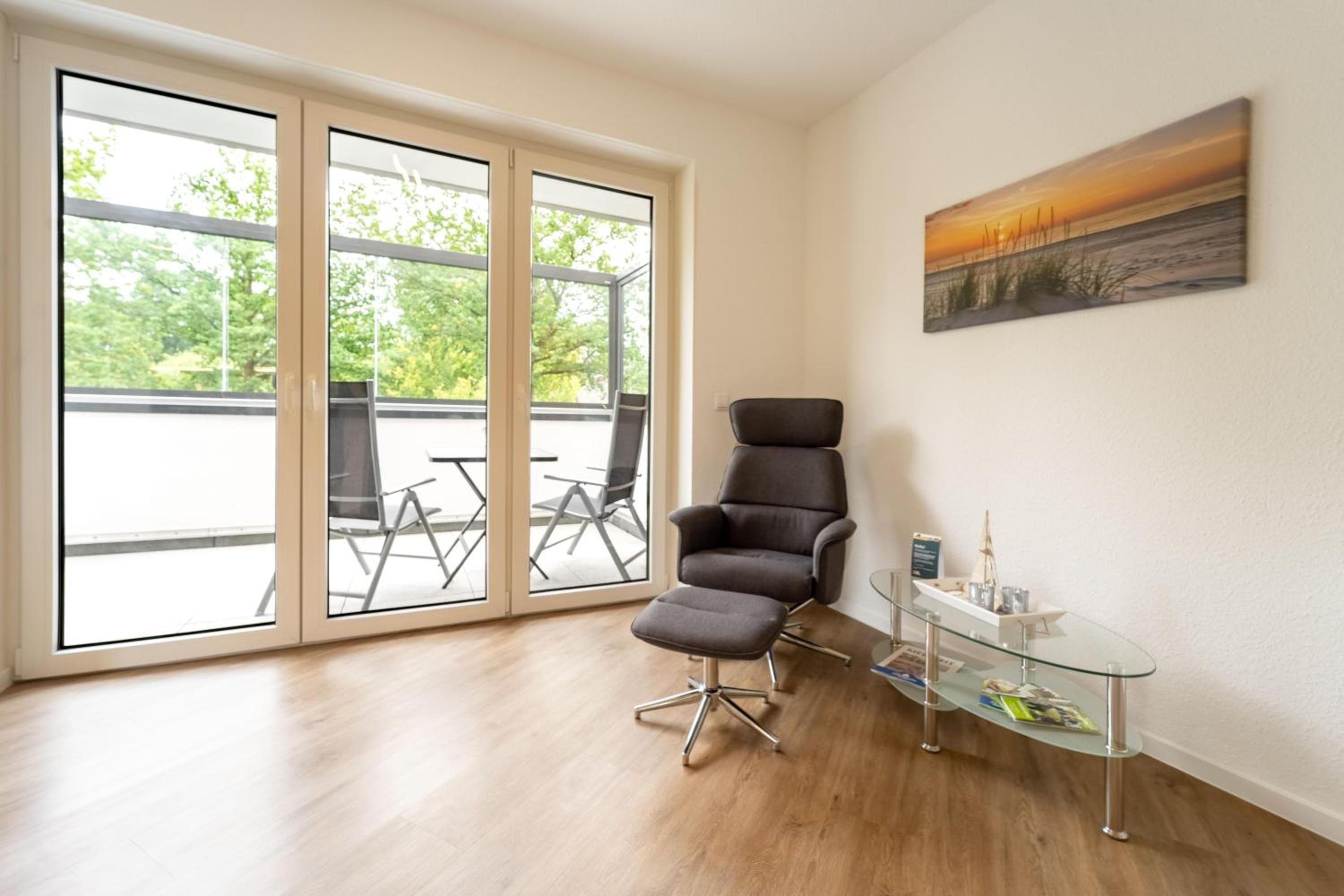 Moderne Ferienwohnung mit SUPs, Balkon und Parkplatz