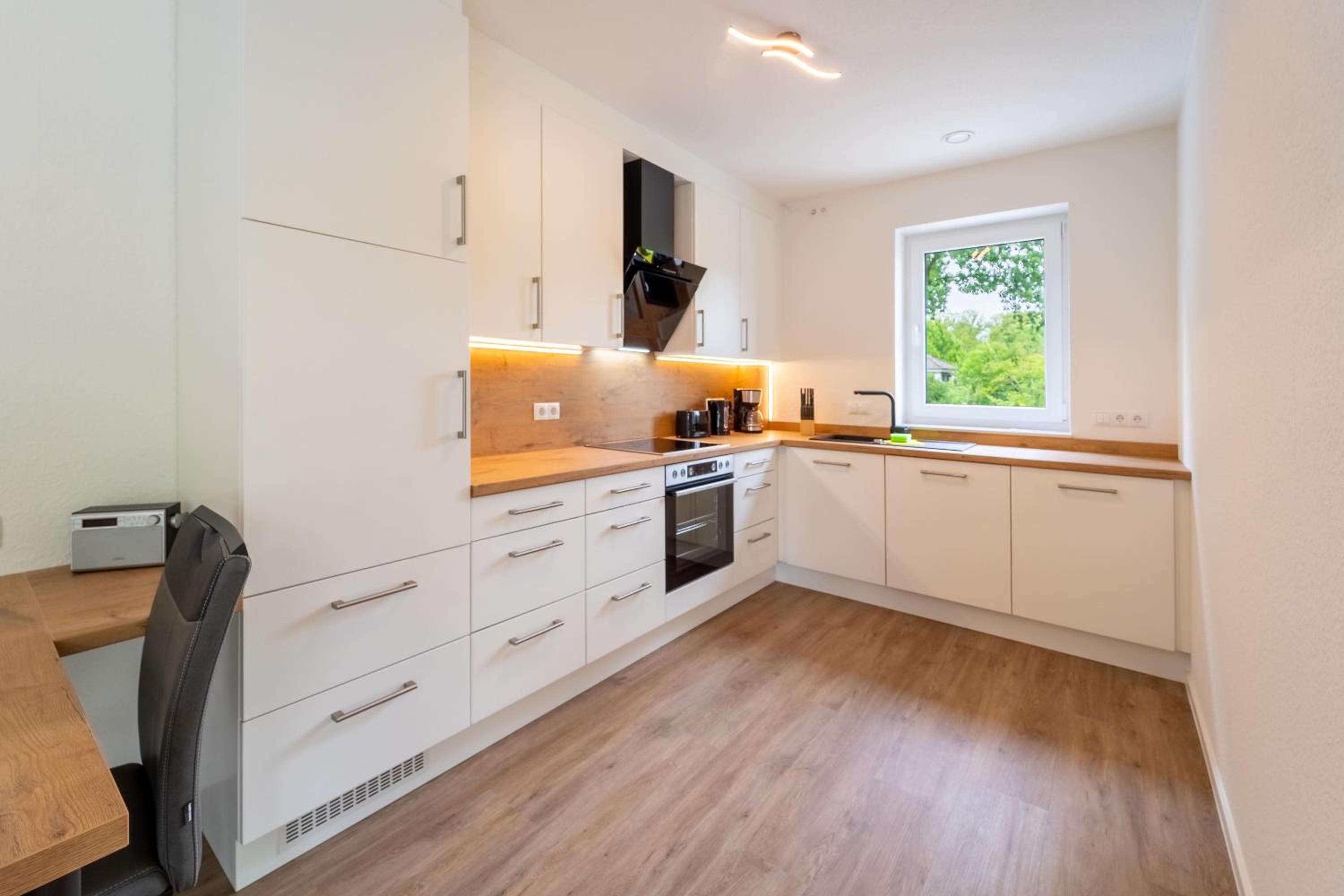 Moderne Ferienwohnung mit SUPs, Balkon und Parkplatz