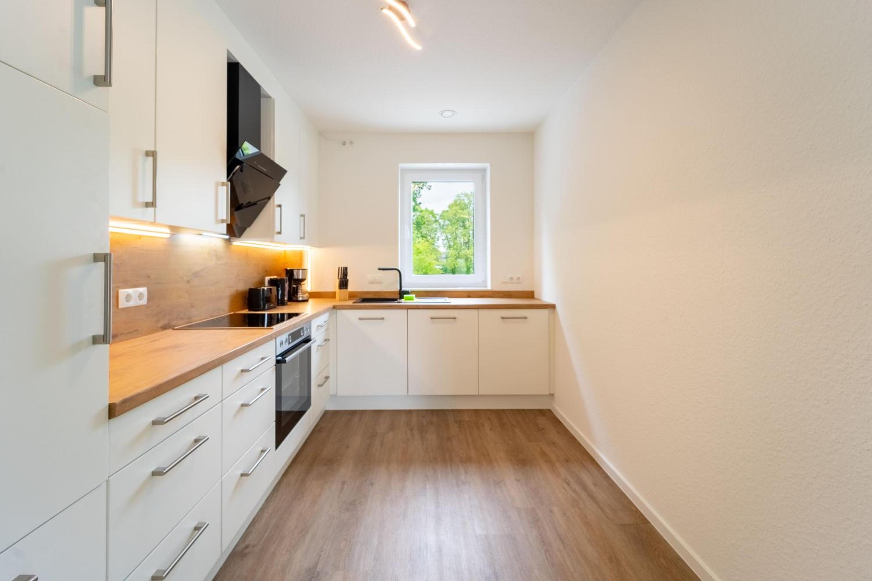 Moderne Ferienwohnung mit SUPs, Balkon und Parkplatz