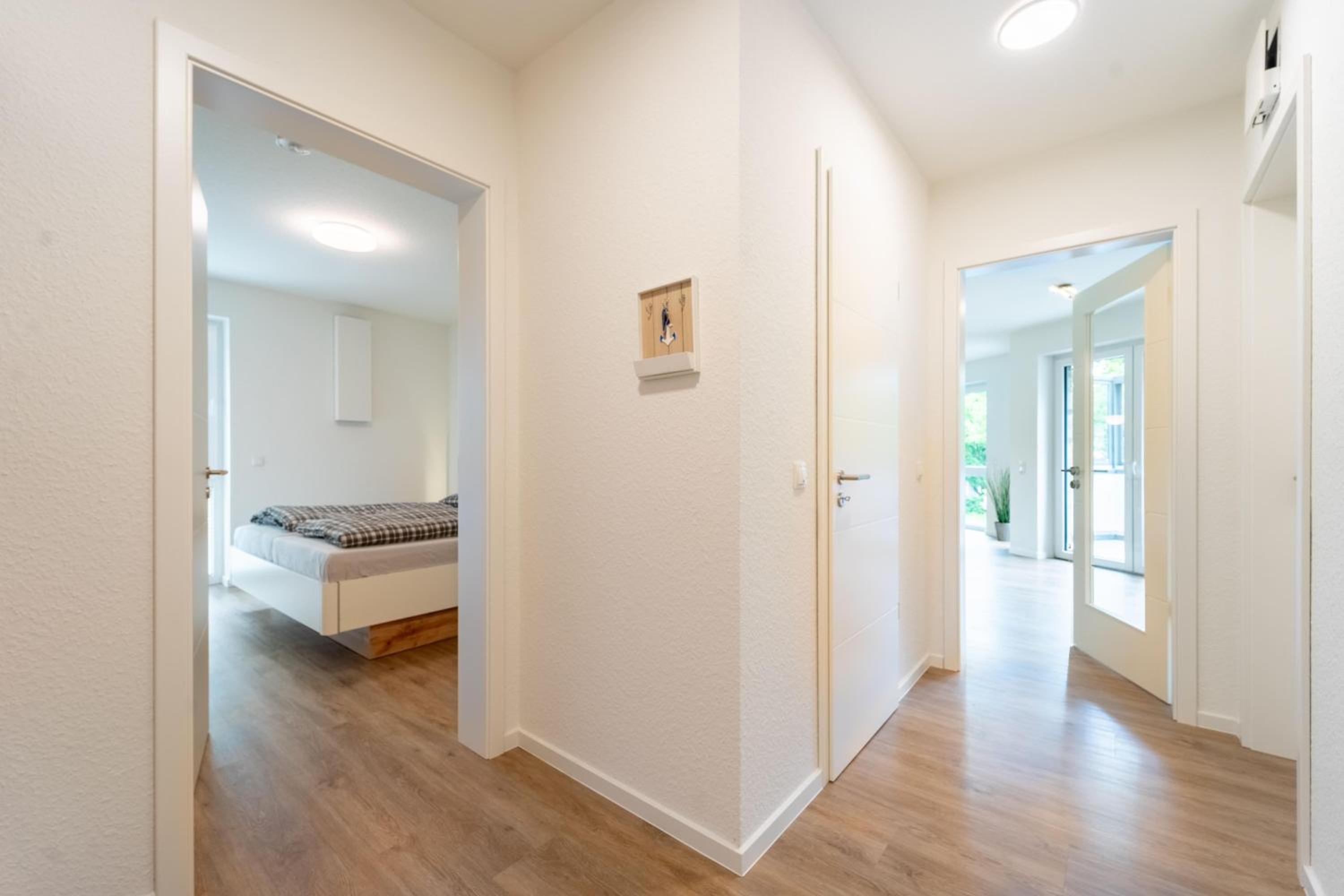Moderne Ferienwohnung mit SUPs, Balkon und Parkplatz